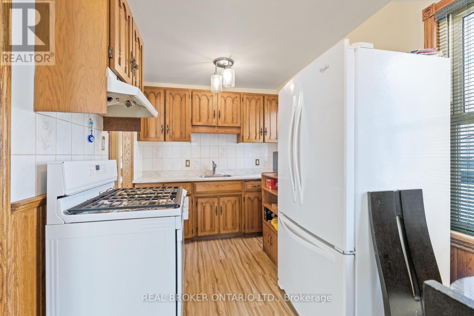 213 Mason Boulevard, Halton Hills (Ac Acton), Ontario  L7J 1A7 - Photo 8 - W12730174