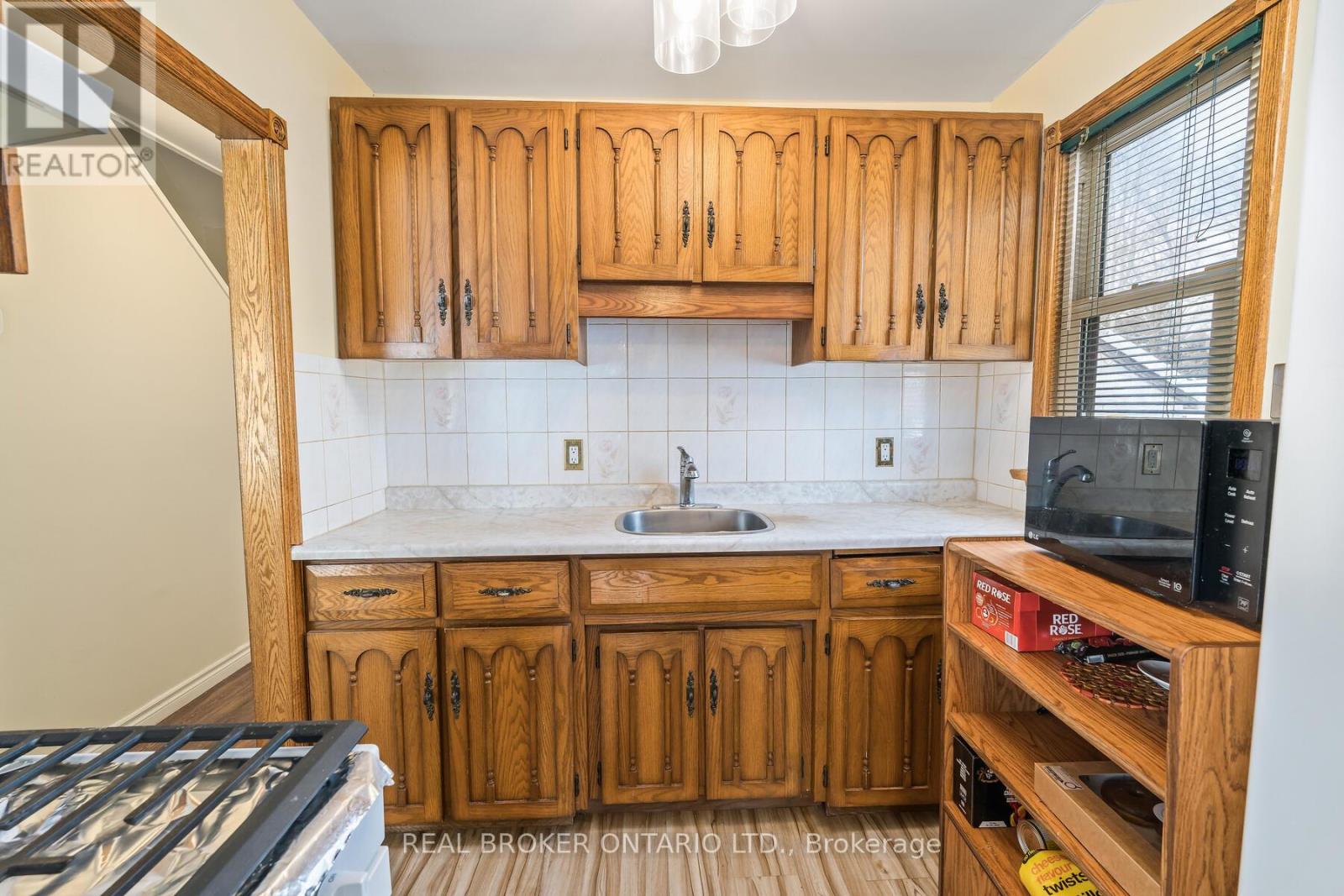 213 Mason Boulevard, Halton Hills (Ac Acton), Ontario  L7J 1A7 - Photo 9 - W12730174