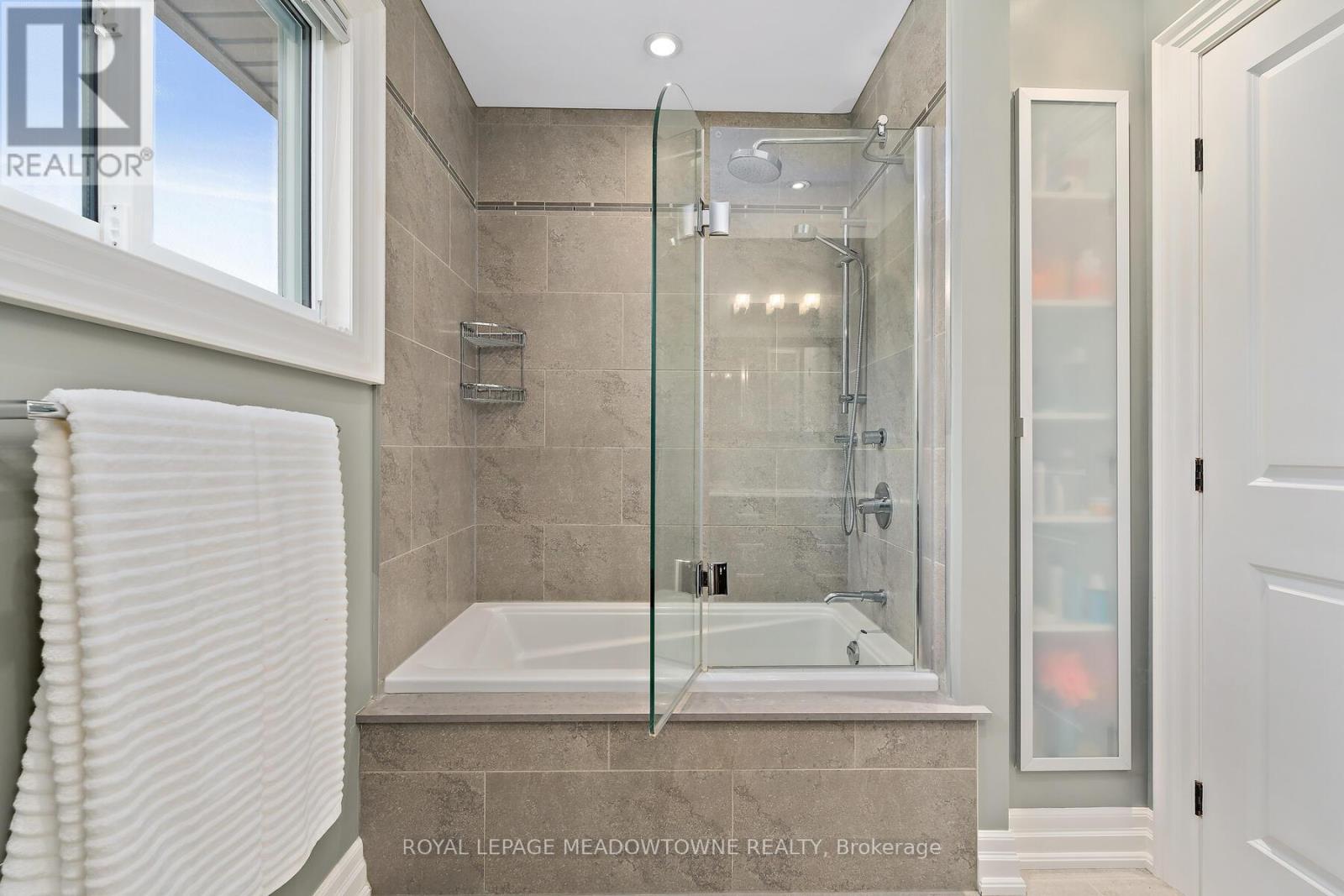 25 Hillside Drive, Halton Hills (Georgetown), Ontario  L7G 4W2 - Photo 28 - W12731696