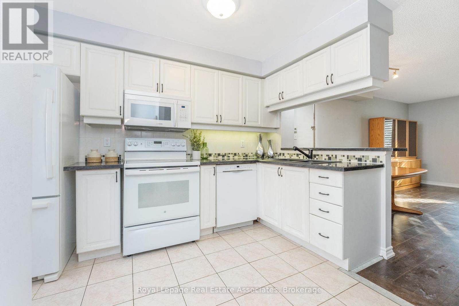 10 - 76 River Drive, Halton Hills (Georgetown), Ontario  L7G 2J2 - Photo 7 - W12732650