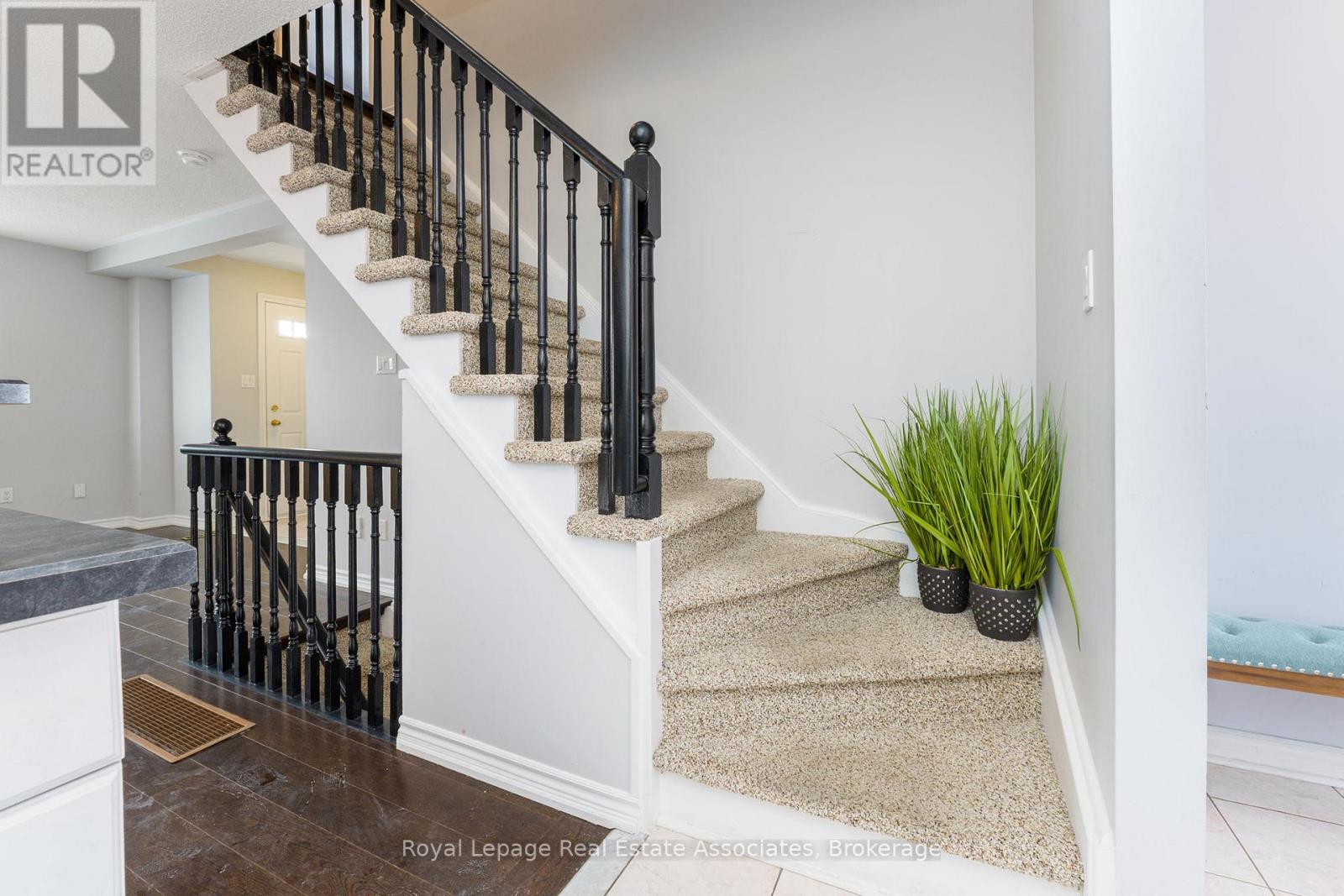 10 - 76 River Drive, Halton Hills (Georgetown), Ontario  L7G 2J2 - Photo 9 - W12732650