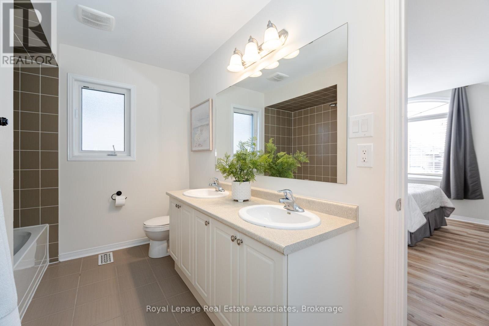 39 Wildflower Lane, Halton Hills (Georgetown), Ontario  L7G 0H8 - Photo 33 - W12739282