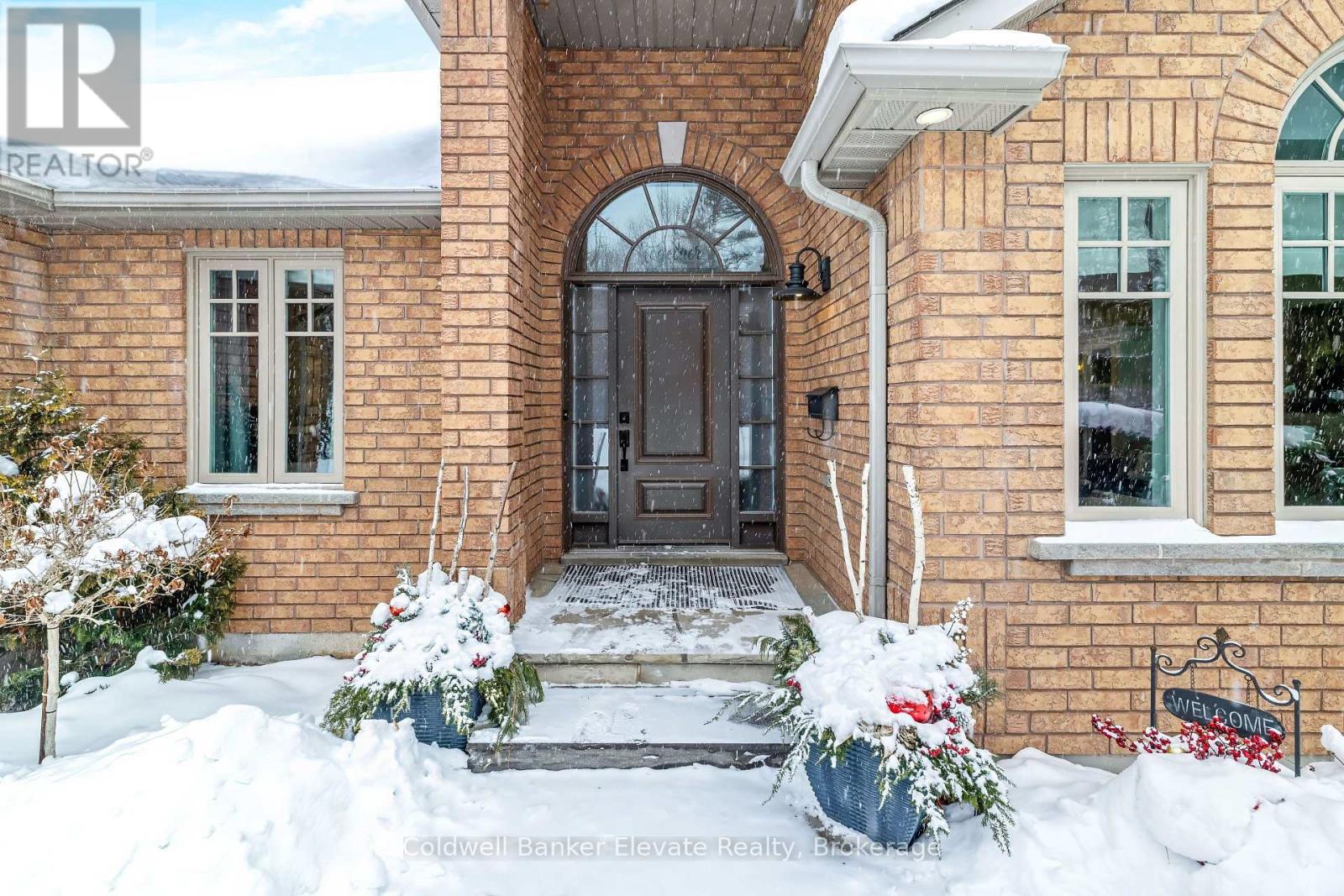 43 Newman Place, Halton Hills (Georgetown), Ontario  L7G 6A6 - Photo 3 - W12744006