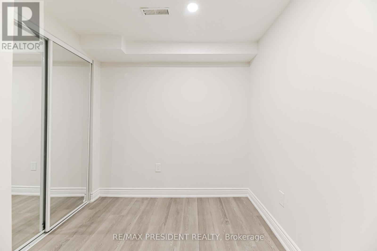 4 Lawnview Court, Brampton (Heart Lake West), Ontario  L7G 1T4 - Photo 39 - W12757226