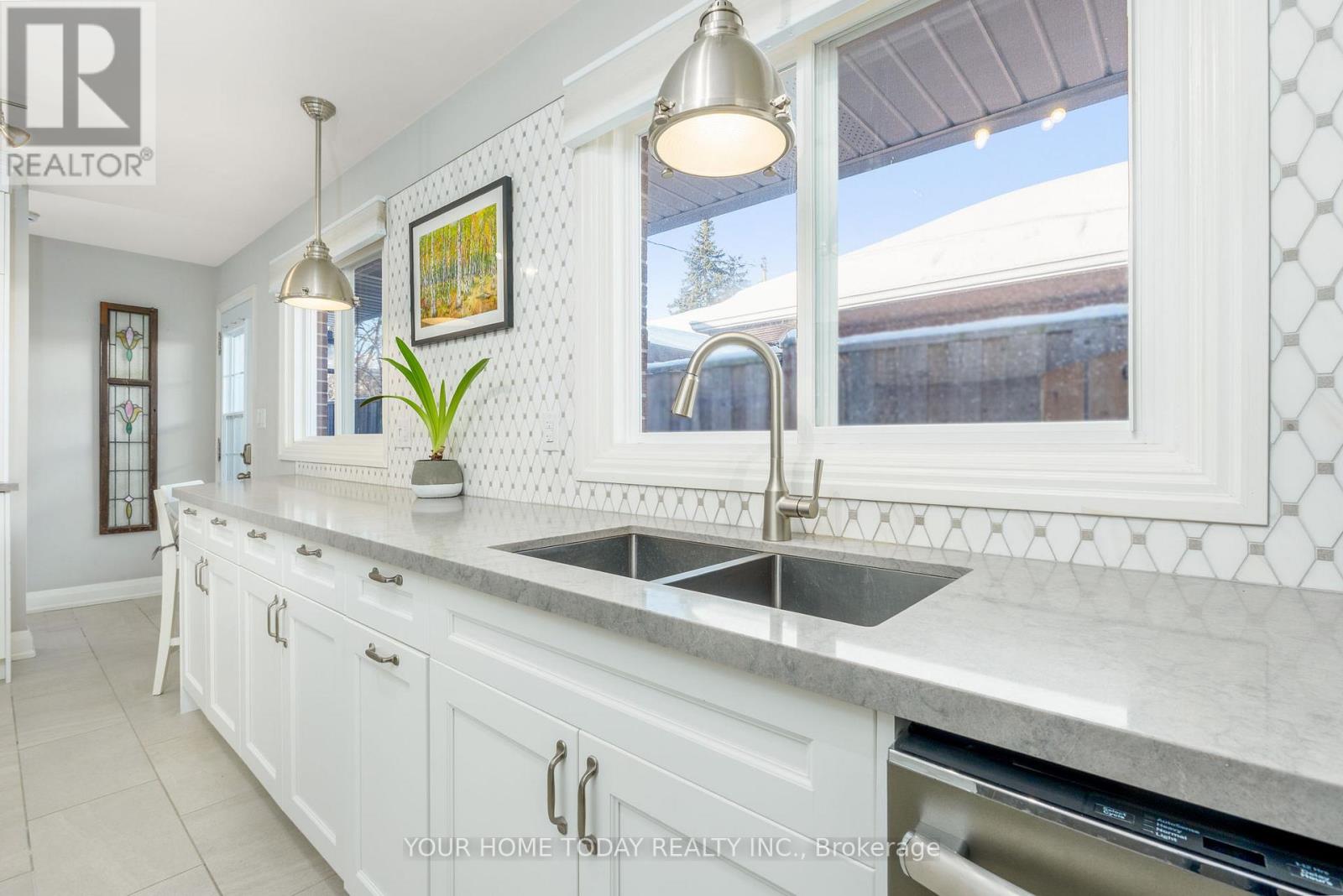 260 Delrex Boulevard, Halton Hills (Georgetown), Ontario  L7G 4G2 - Photo 14 - W12763542