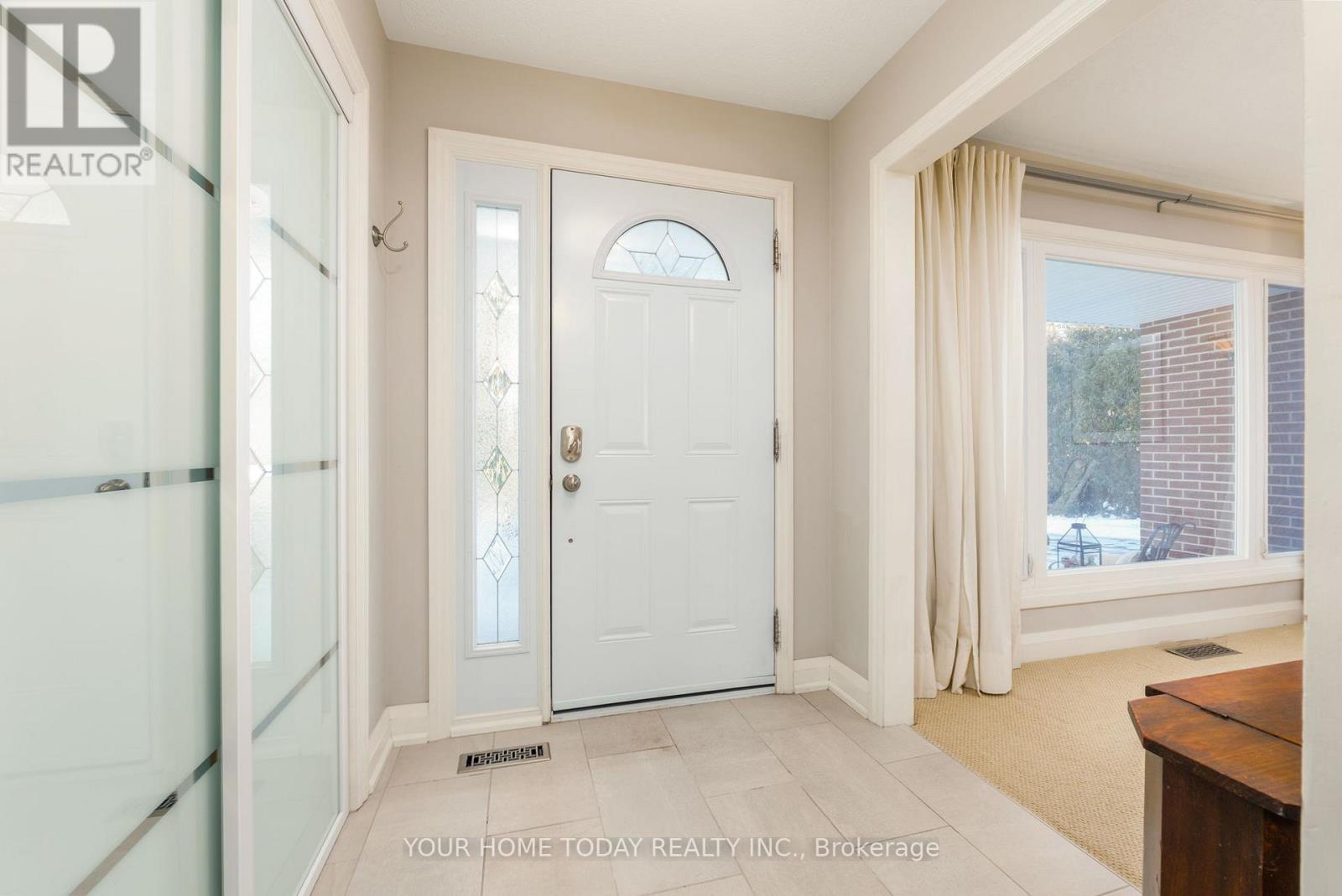 260 Delrex Boulevard, Halton Hills (Georgetown), Ontario  L7G 4G2 - Photo 5 - W12763542