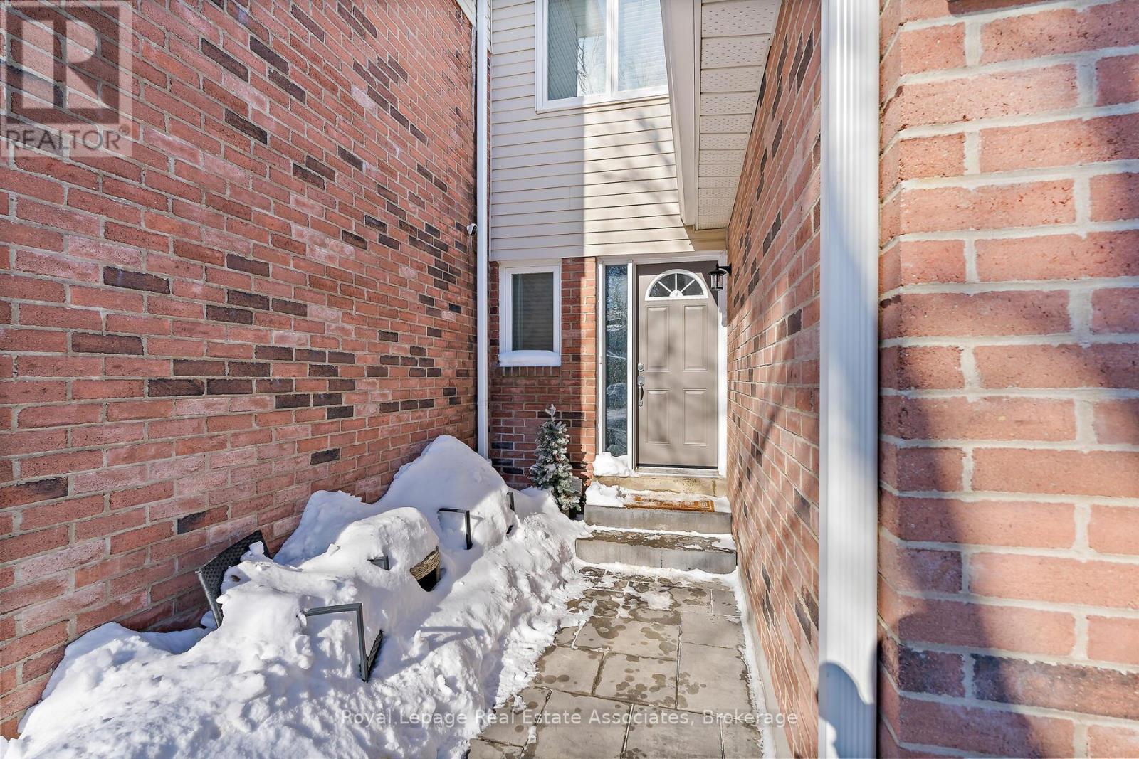 19 Stewart Maclaren Road, Halton Hills (Georgetown), Ontario  L7G 5L8 - Photo 3 - W12765220