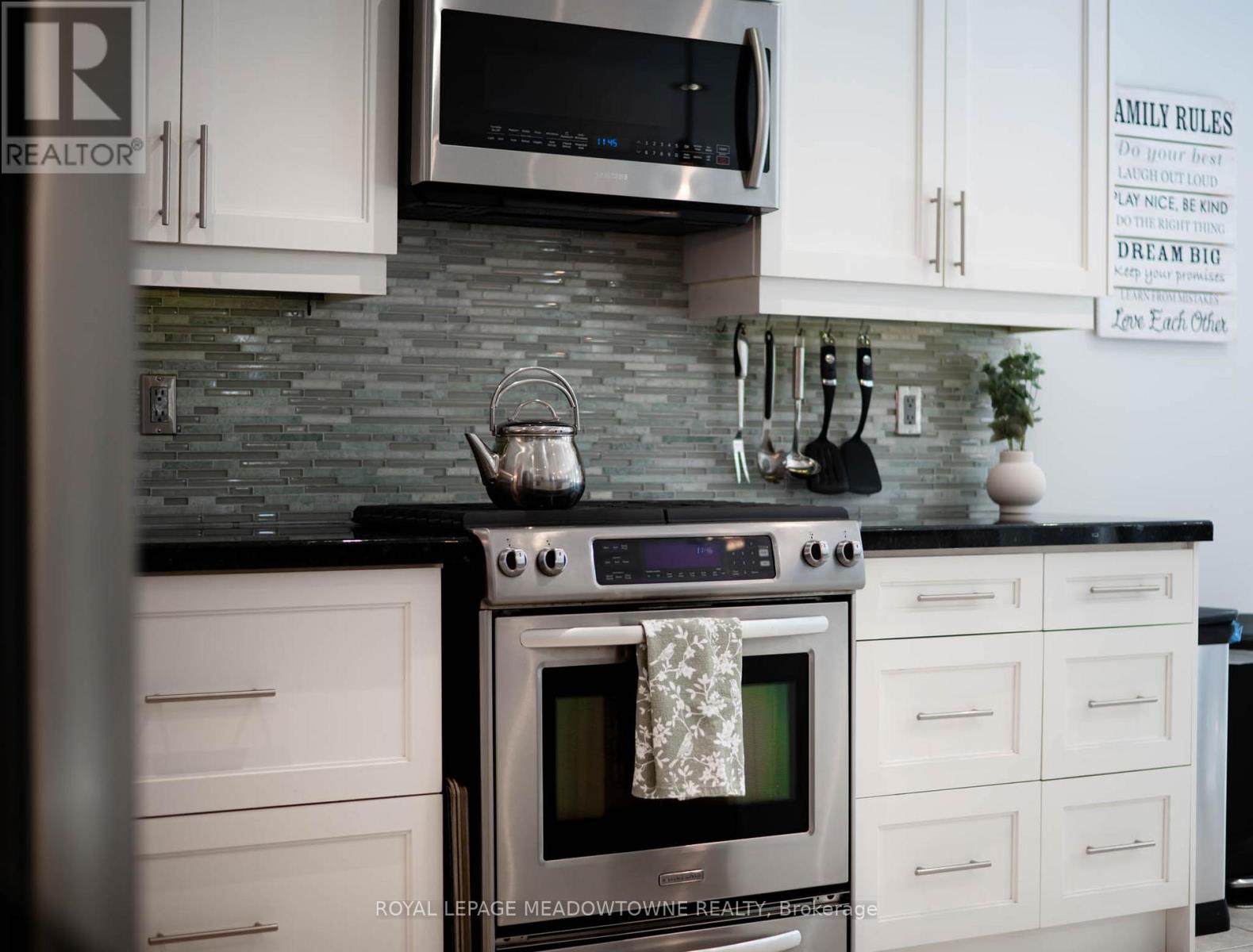 19 Grist Mill Drive, Halton Hills (Georgetown), Ontario  L7G 6C2 - Photo 17 - W12771162