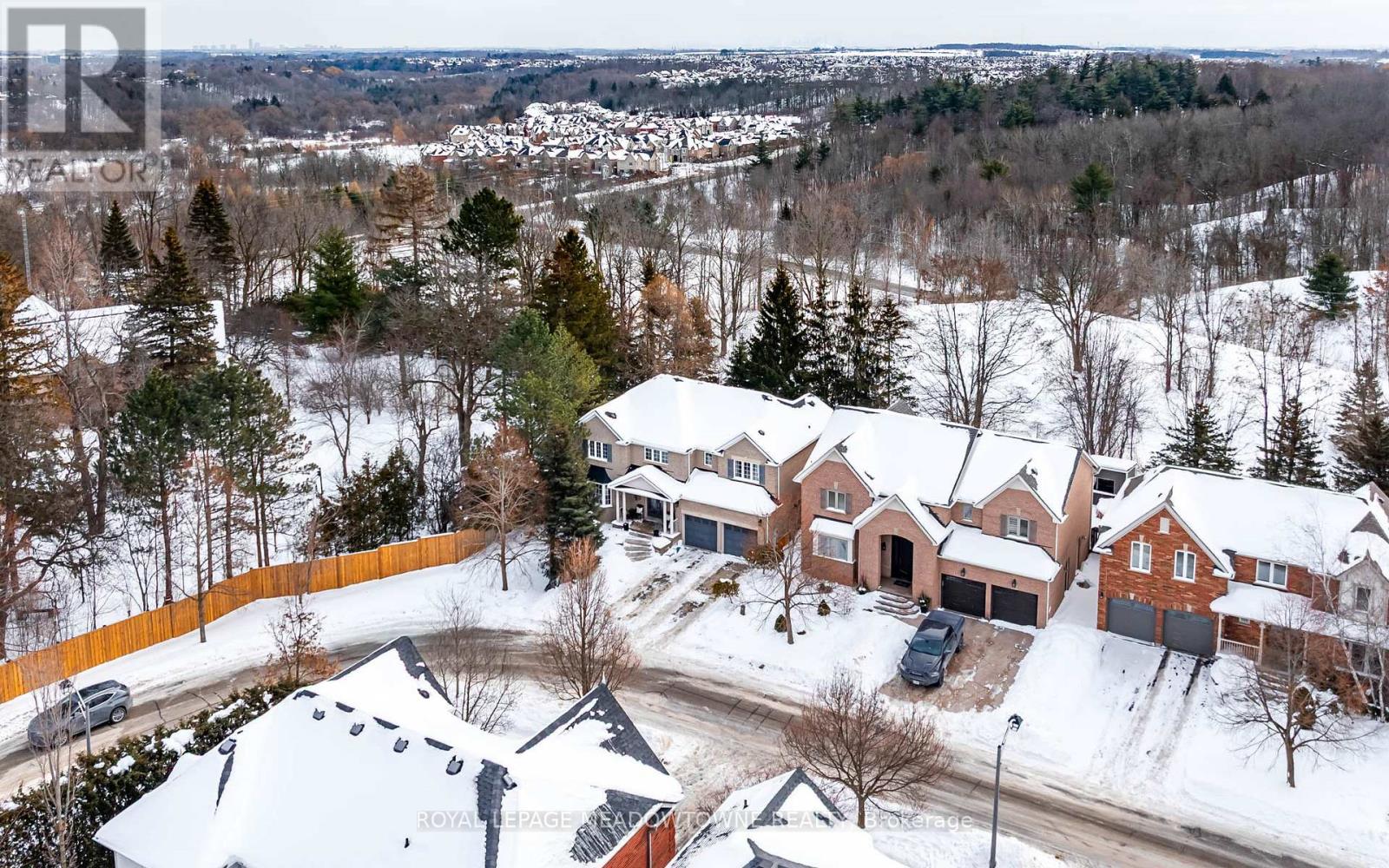 19 Grist Mill Drive, Halton Hills (Georgetown), Ontario  L7G 6C2 - Photo 2 - W12771162