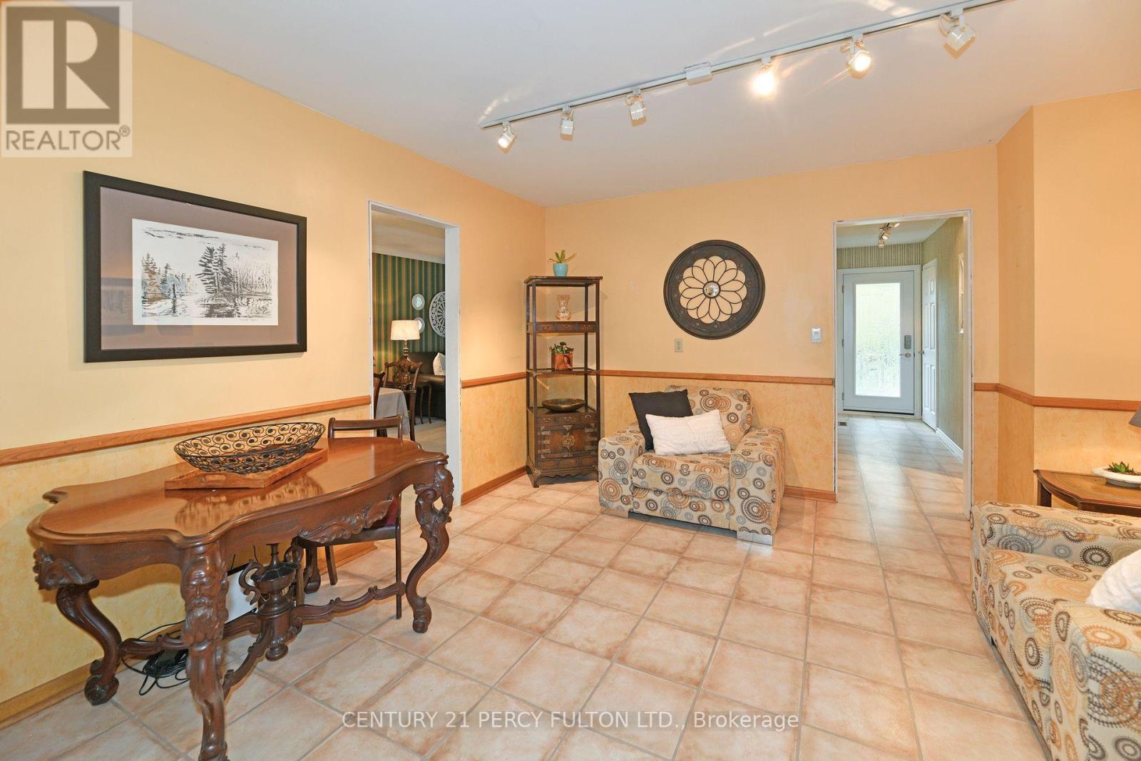 10208 Tenth Line, Halton Hills (Georgetown), Ontario  L0P 1K0 - Photo 11 - W12772696