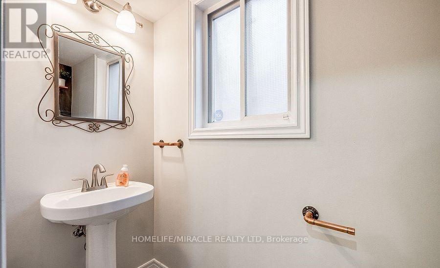 118 Mowat Crescent, Halton Hills (Georgetown), Ontario  L7G 6C8 - Photo 9 - W12773316