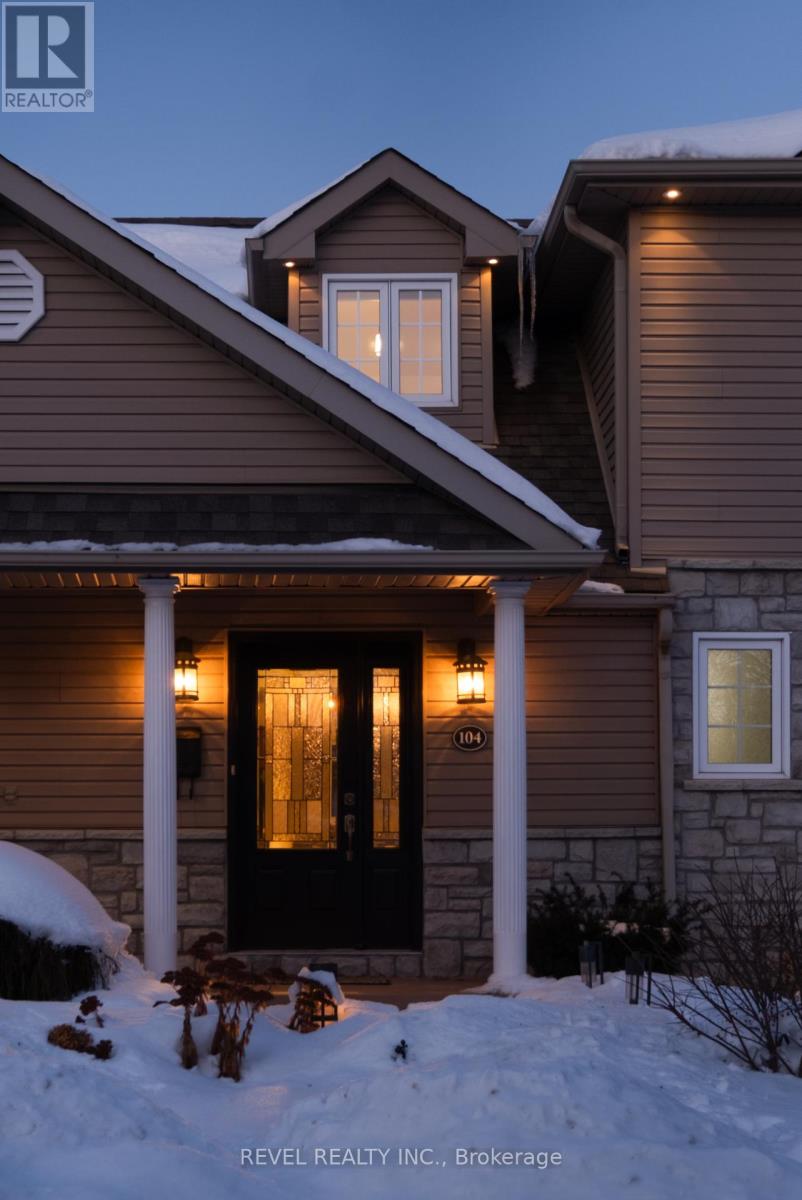 104 Charles Street, Halton Hills (Georgetown), Ontario  L7G 2M9 - Photo 2 - W12777184