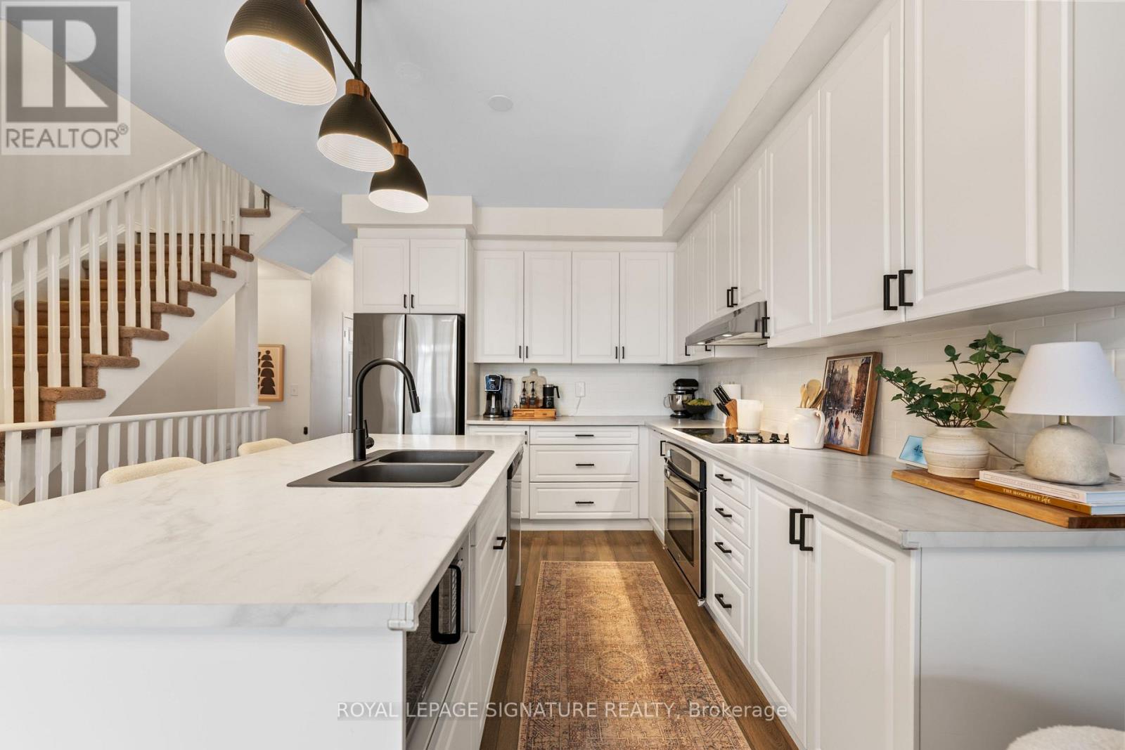 6 Renfrew Lane, Halton Hills (Georgetown), Ontario  L7G 0H1 - Photo 5 - W12780310