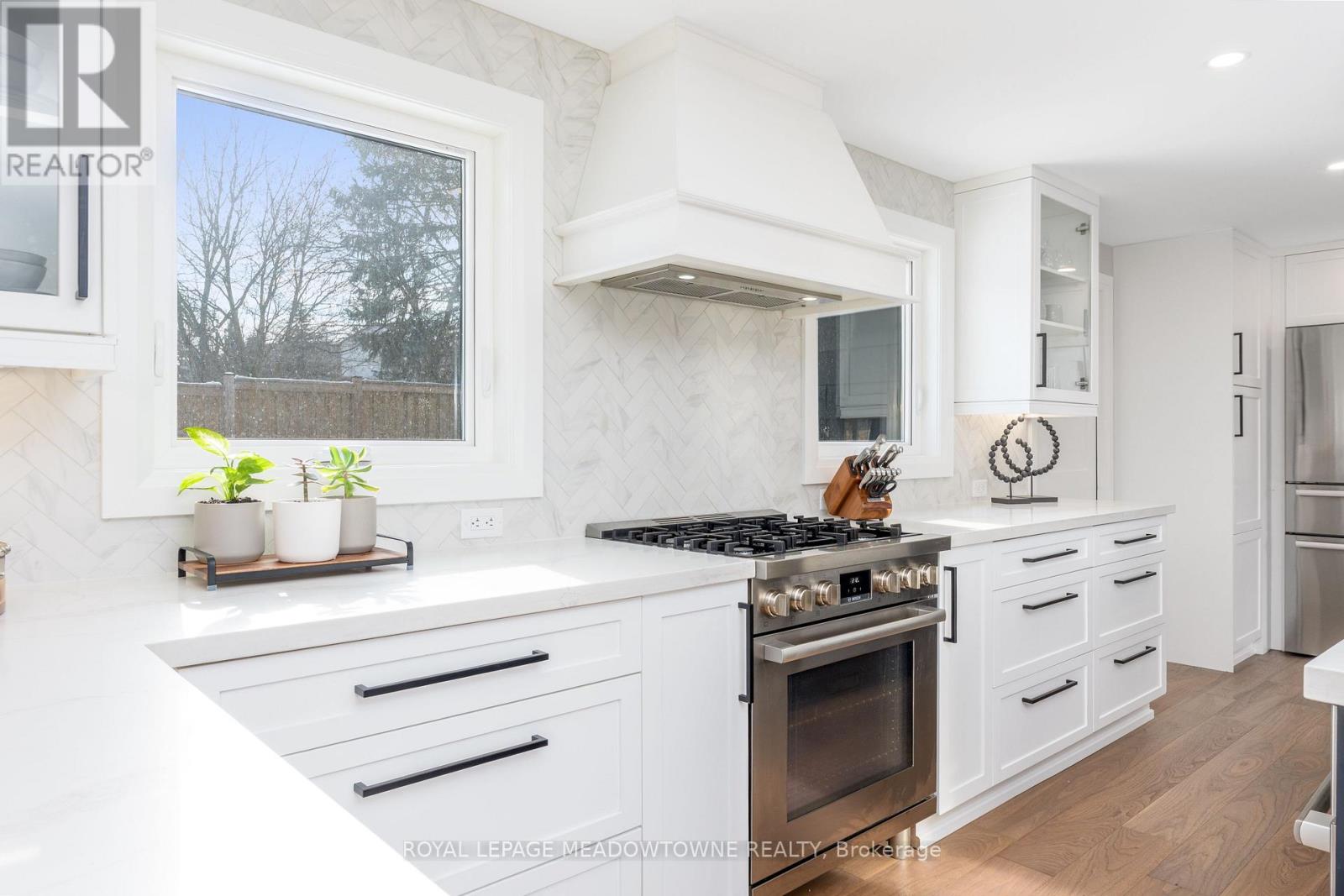 70 River Drive, Halton Hills (Georgetown), Ontario  L7G 2J2 - Photo 10 - W12791336