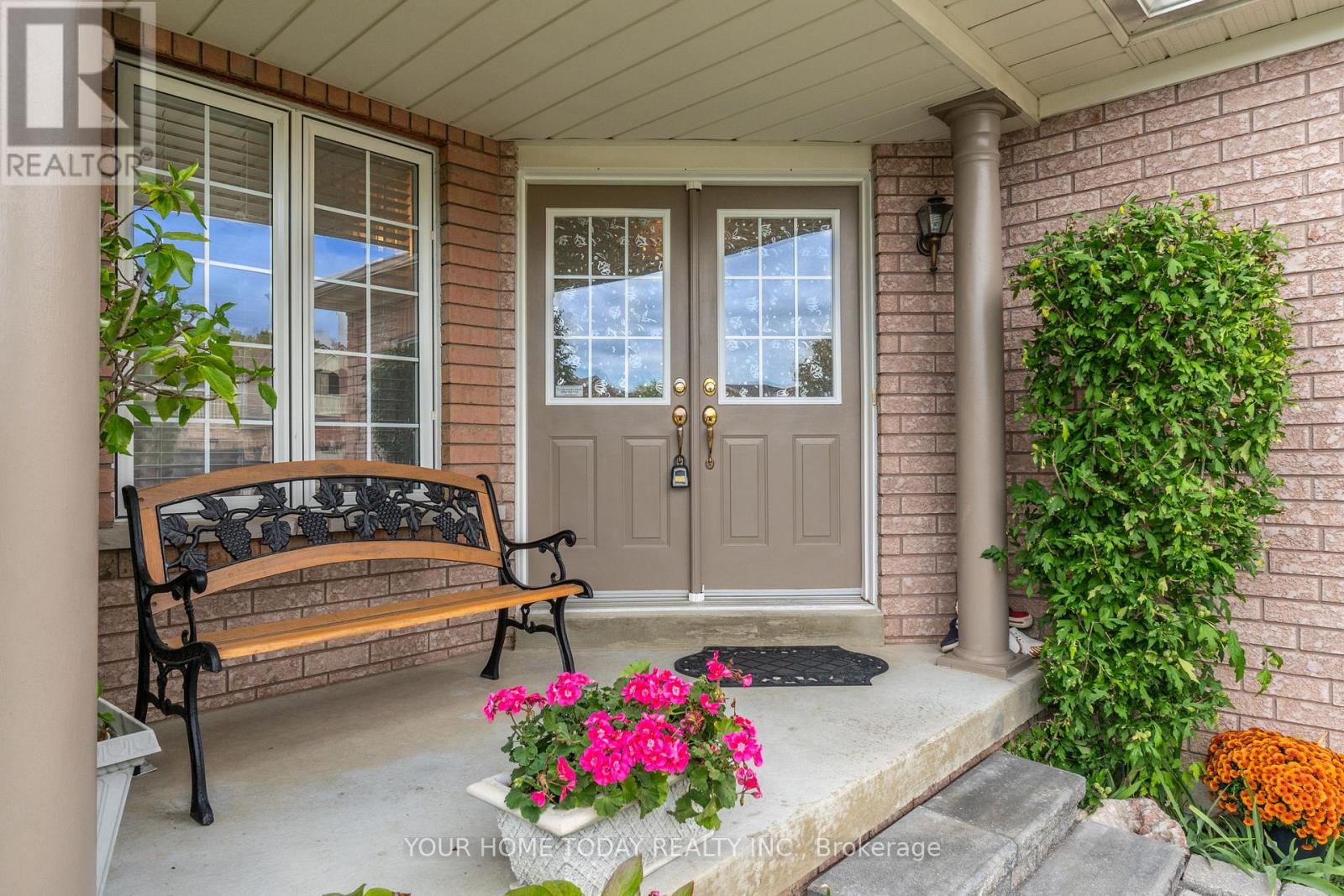 114 Russell Street, Halton Hills (Georgetown), Ontario  L7G 5Z1 - Photo 4 - W12792950