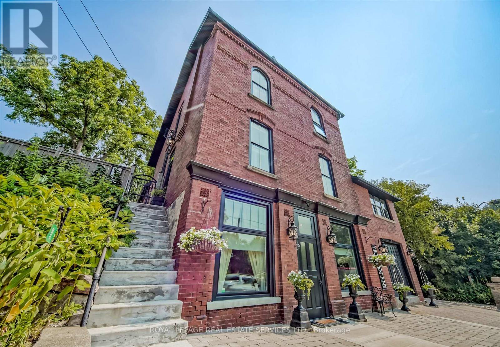 11 Main Street S, Milton (Campbellville), Ontario  L0P 1B0 - Photo 1 - W12793626