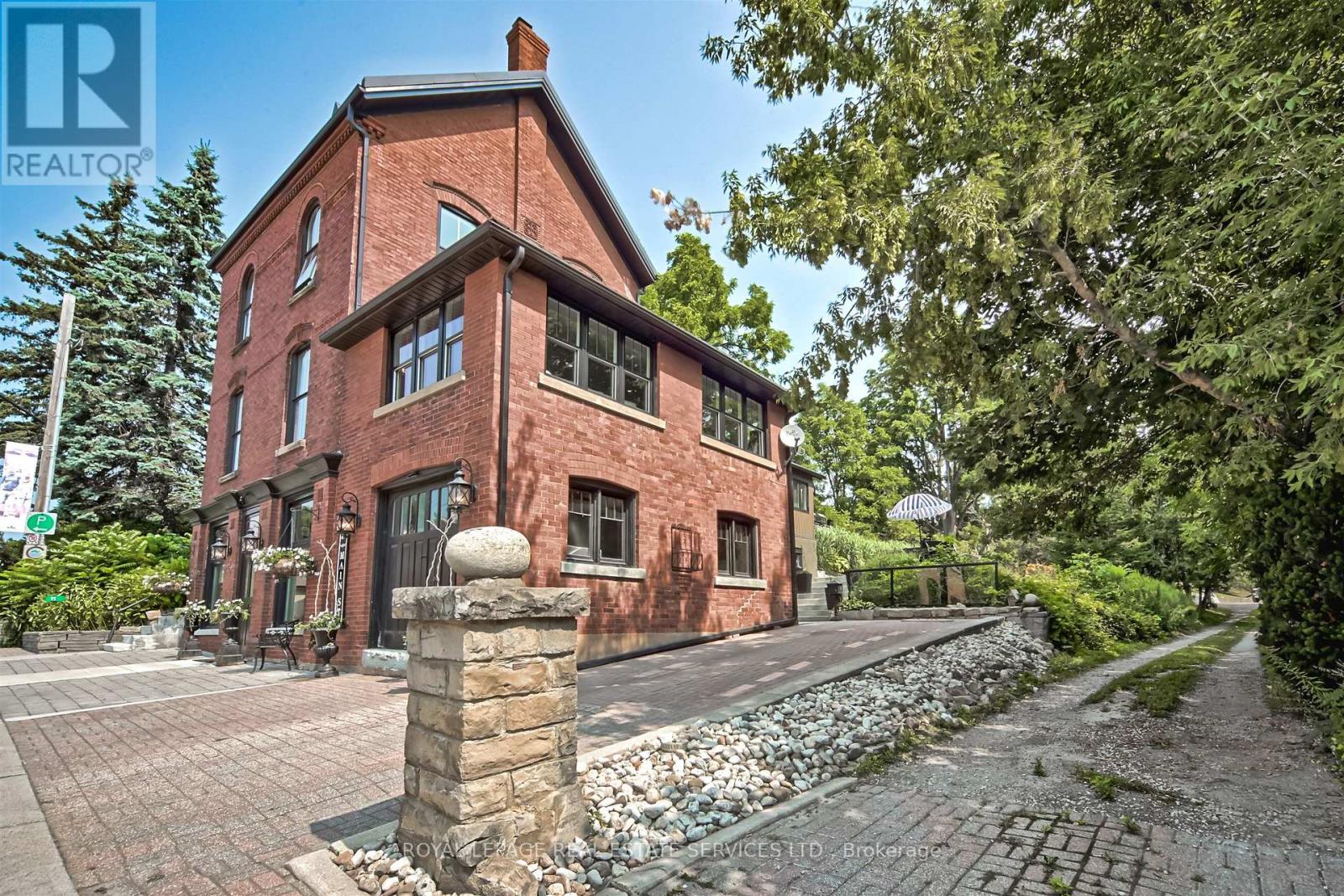 11 Main Street S, Milton (Campbellville), Ontario  L0P 1B0 - Photo 48 - W12793626