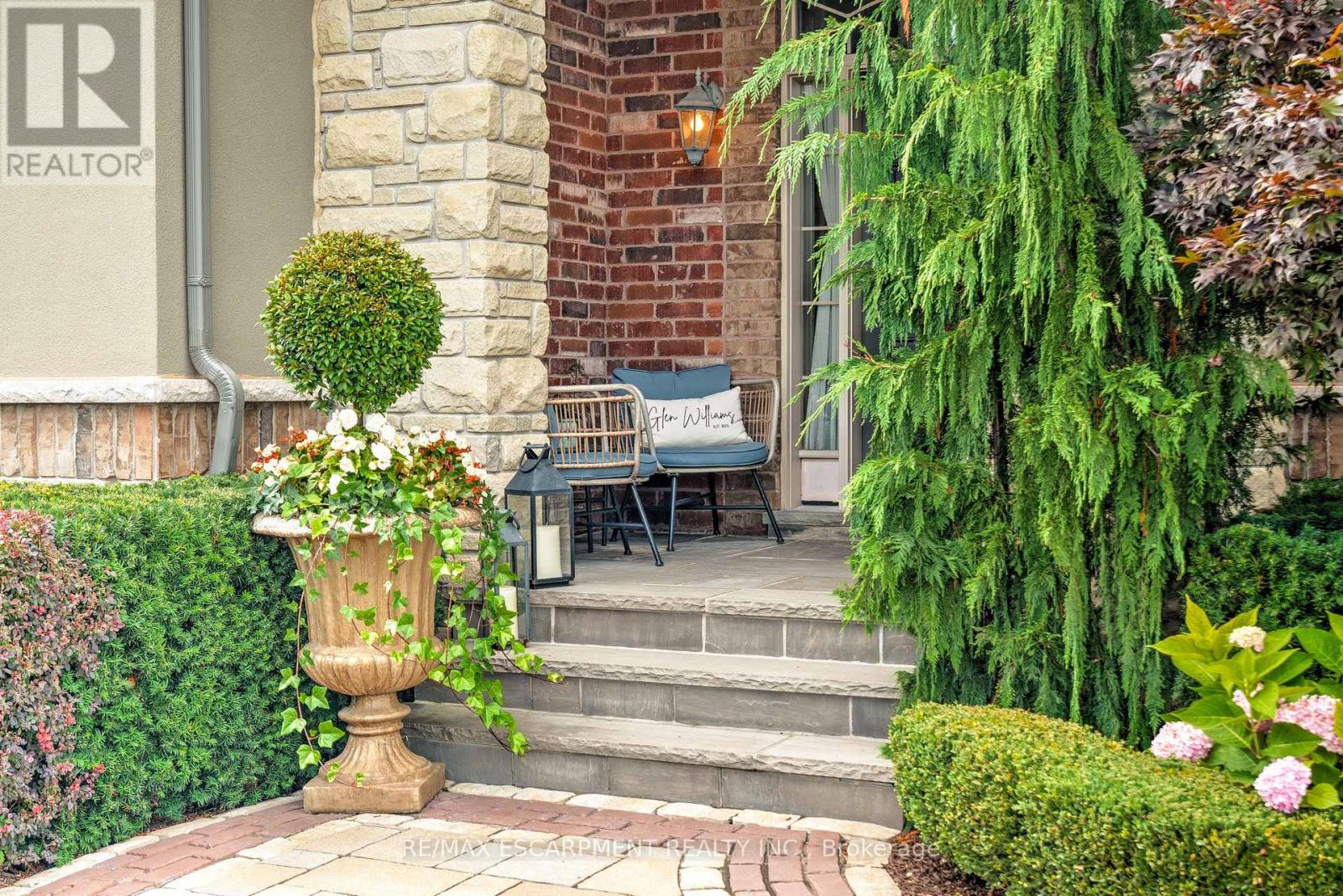 4 Holdroyd Court, Halton Hills (Glen Williams), Ontario  L7G 0E8 - Photo 4 - W12798106