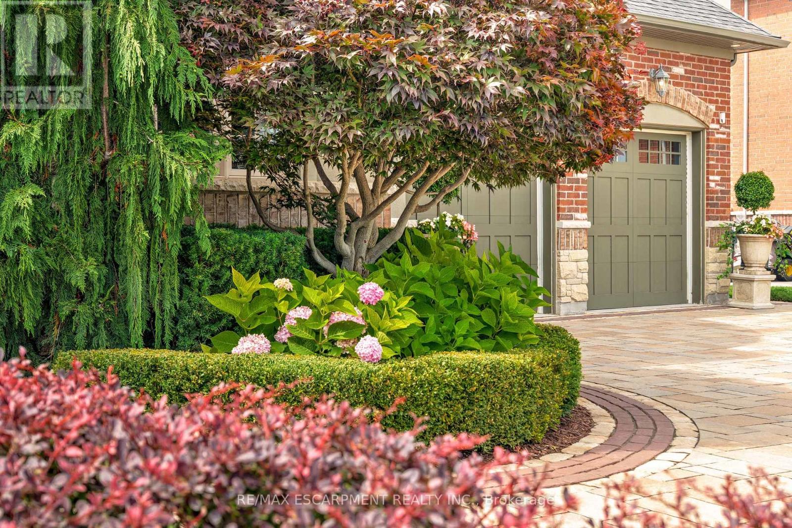 4 Holdroyd Court, Halton Hills (Glen Williams), Ontario  L7G 0E8 - Photo 5 - W12798106