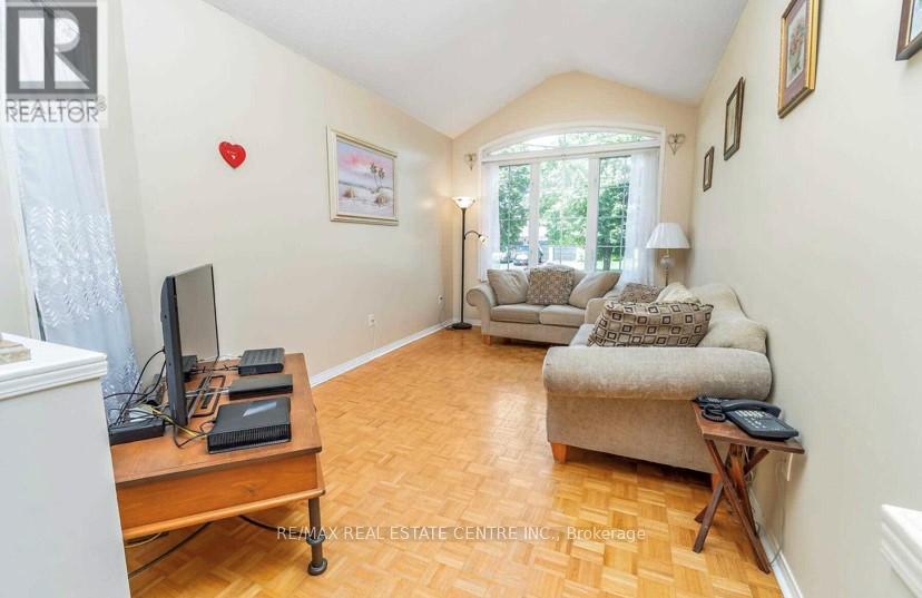 7 Curry Crescent, Halton Hills (Georgetown), Ontario  L7G 5L4 - Photo 7 - W12800518