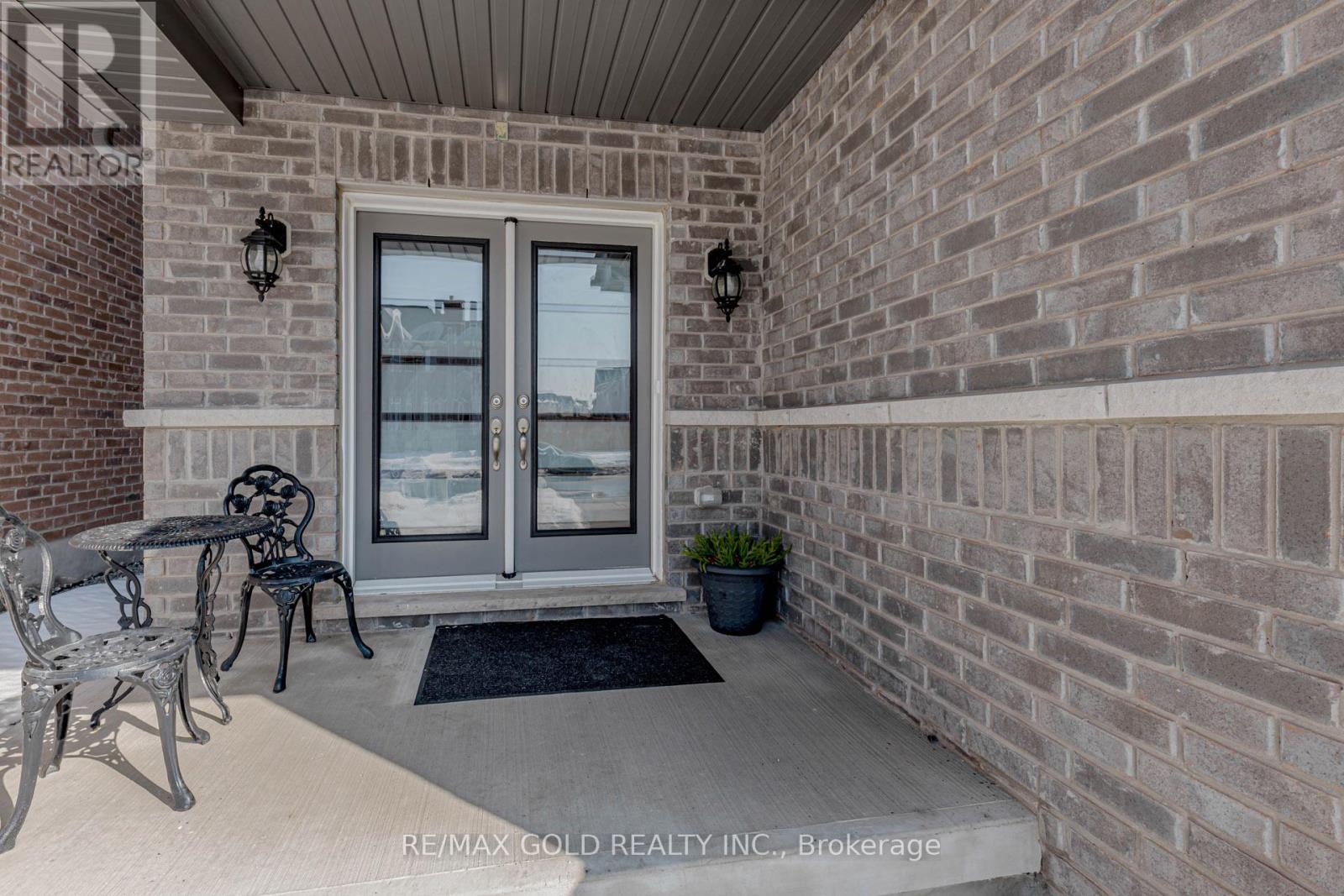 18 Branigan Crescent, Halton Hills (Georgetown), Ontario  L7G 0N2 - Photo 4 - W12802578