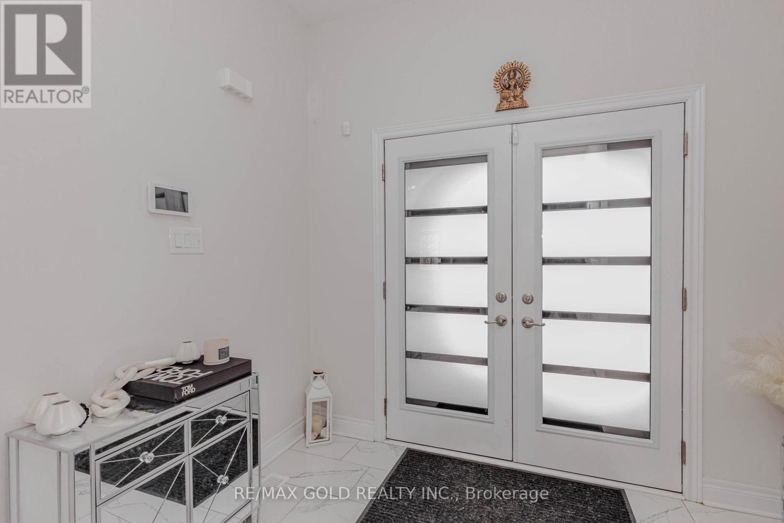 18 Branigan Crescent, Halton Hills (Georgetown), Ontario  L7G 0N2 - Photo 6 - W12802578