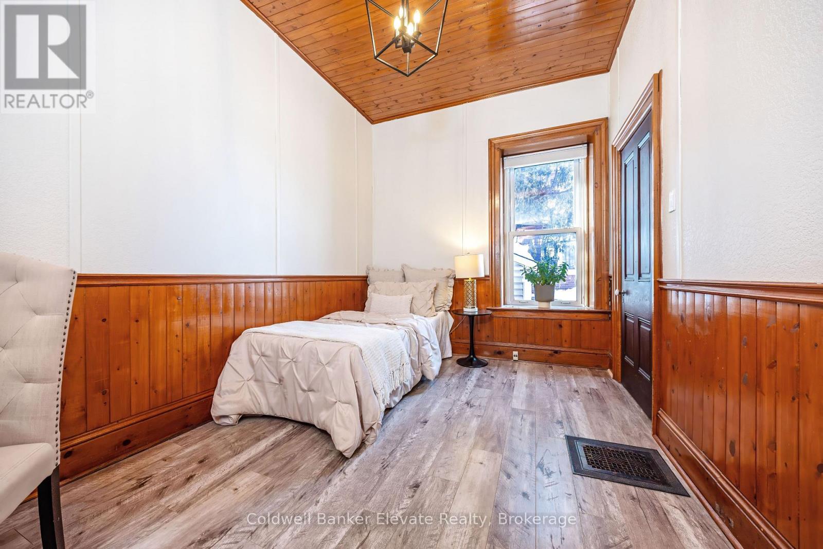 6 Queen Street, Halton Hills (Georgetown), Ontario  L7G 2E4 - Photo 13 - W12819308