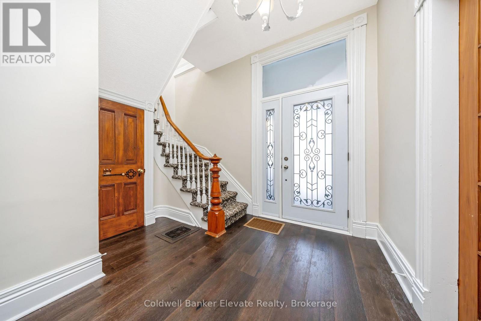 6 Queen Street, Halton Hills (Georgetown), Ontario  L7G 2E4 - Photo 5 - W12819308