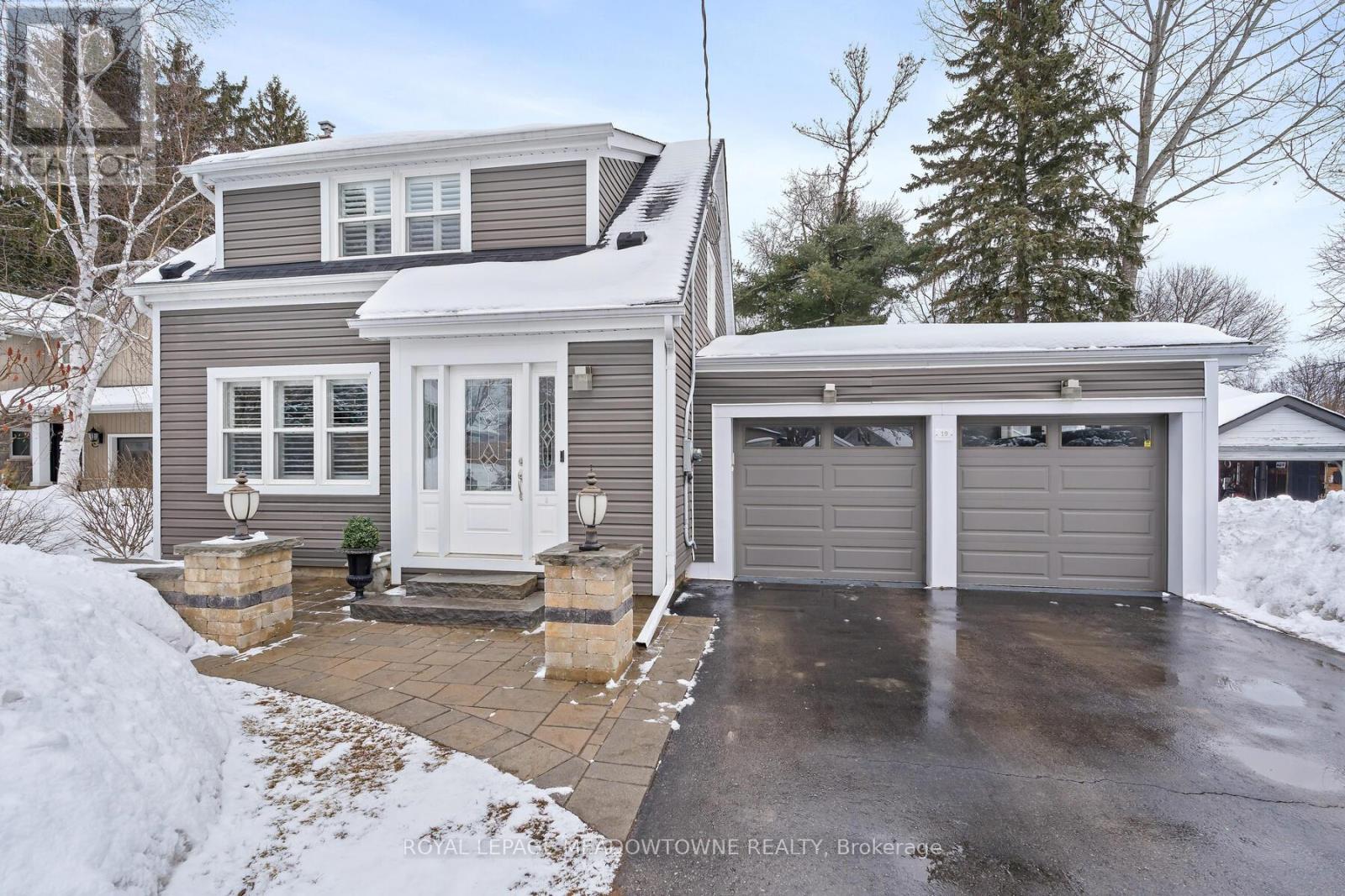 19 Union Street, Halton Hills (Georgetown), Ontario  L7G 3M1 - Photo 2 - W12822052