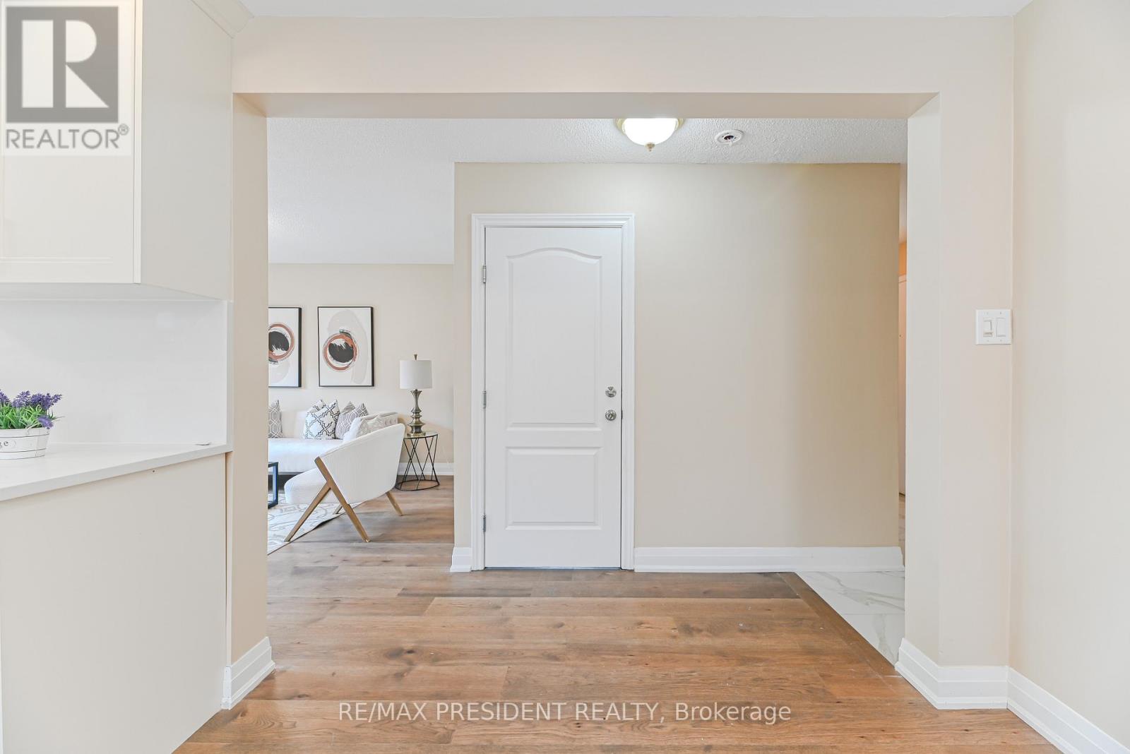 4 Lawnview Court, Brampton (Heart Lake West), Ontario  L7G 1T4 - Photo 10 - W12822372