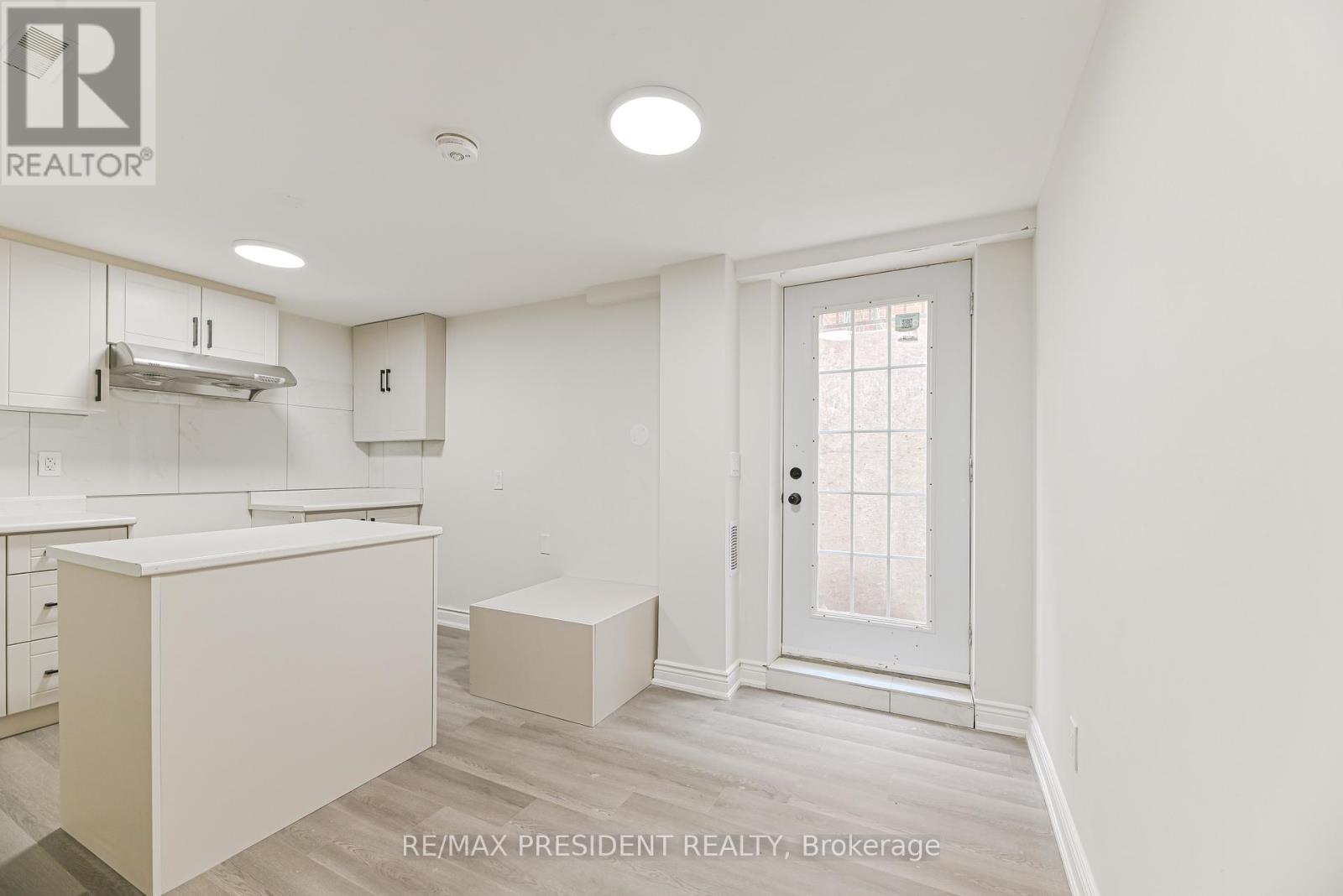 4 Lawnview Court, Brampton (Heart Lake West), Ontario  L7G 1T4 - Photo 34 - W12822372