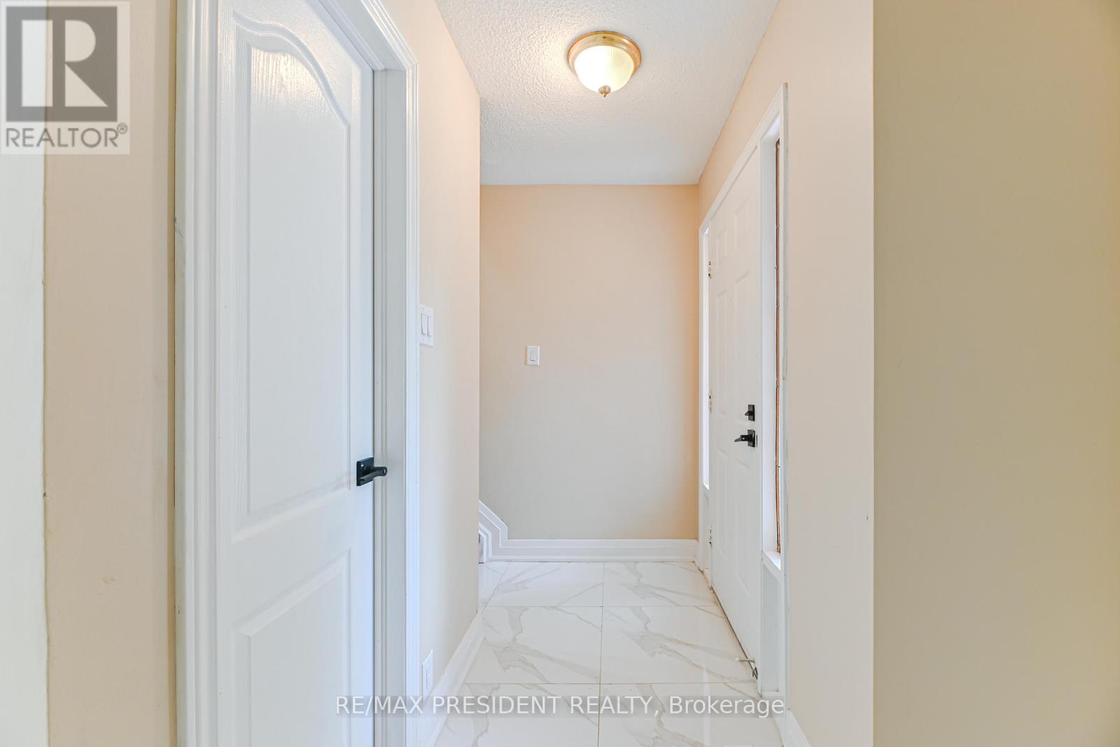 4 Lawnview Court, Brampton (Heart Lake West), Ontario  L7G 1T4 - Photo 4 - W12822372