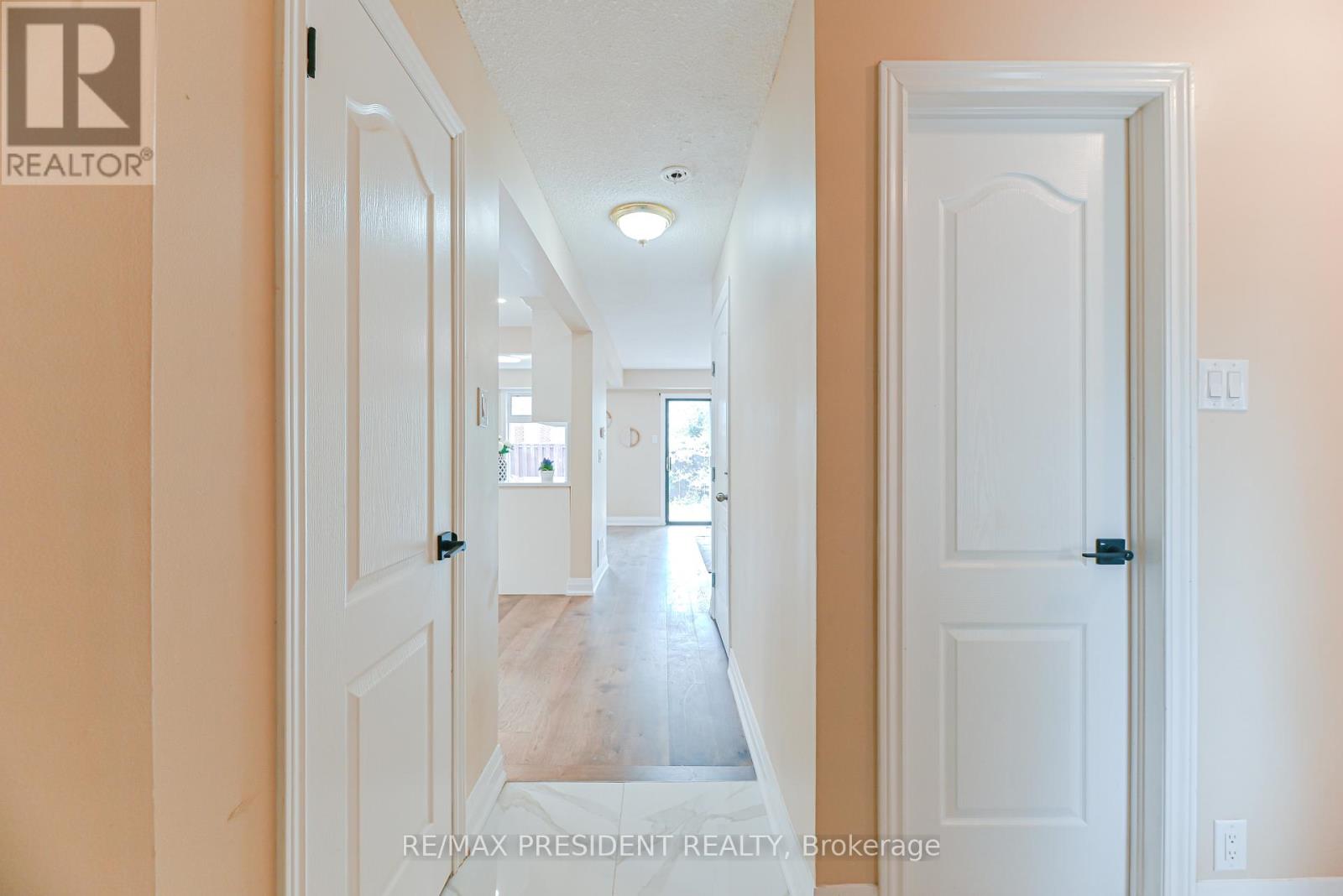 4 Lawnview Court, Brampton (Heart Lake West), Ontario  L7G 1T4 - Photo 5 - W12822372