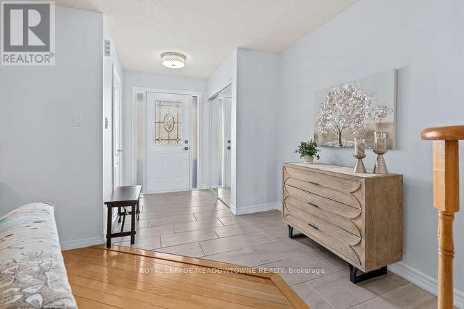 5 James Young Drive, Halton Hills (Georgetown), Ontario  L7G 5S6 - Photo 5 - W12822716