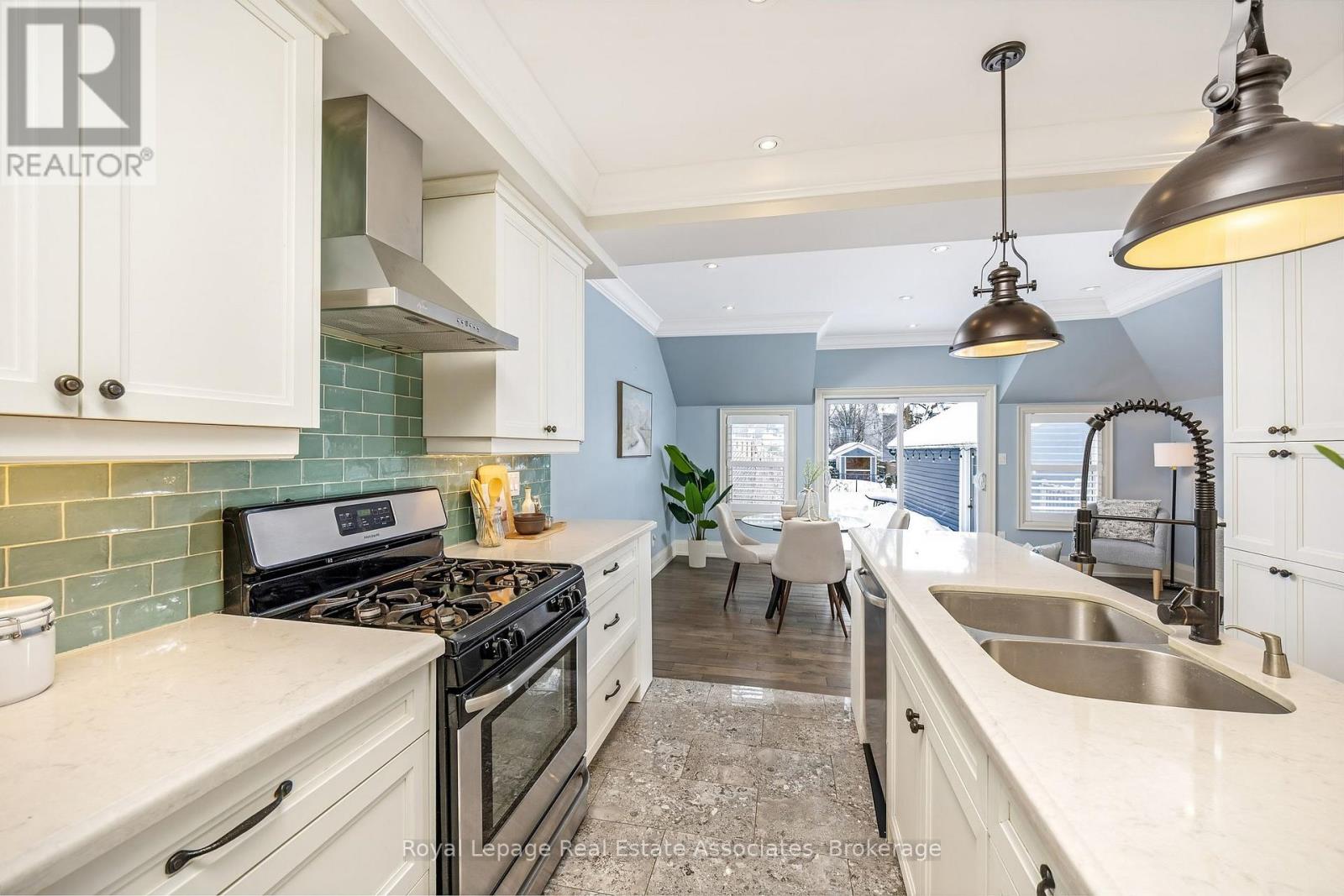 136 Poplar Avenue, Halton Hills (Ac Acton), Ontario  L7J 2E2 - Photo 8 - W12823490