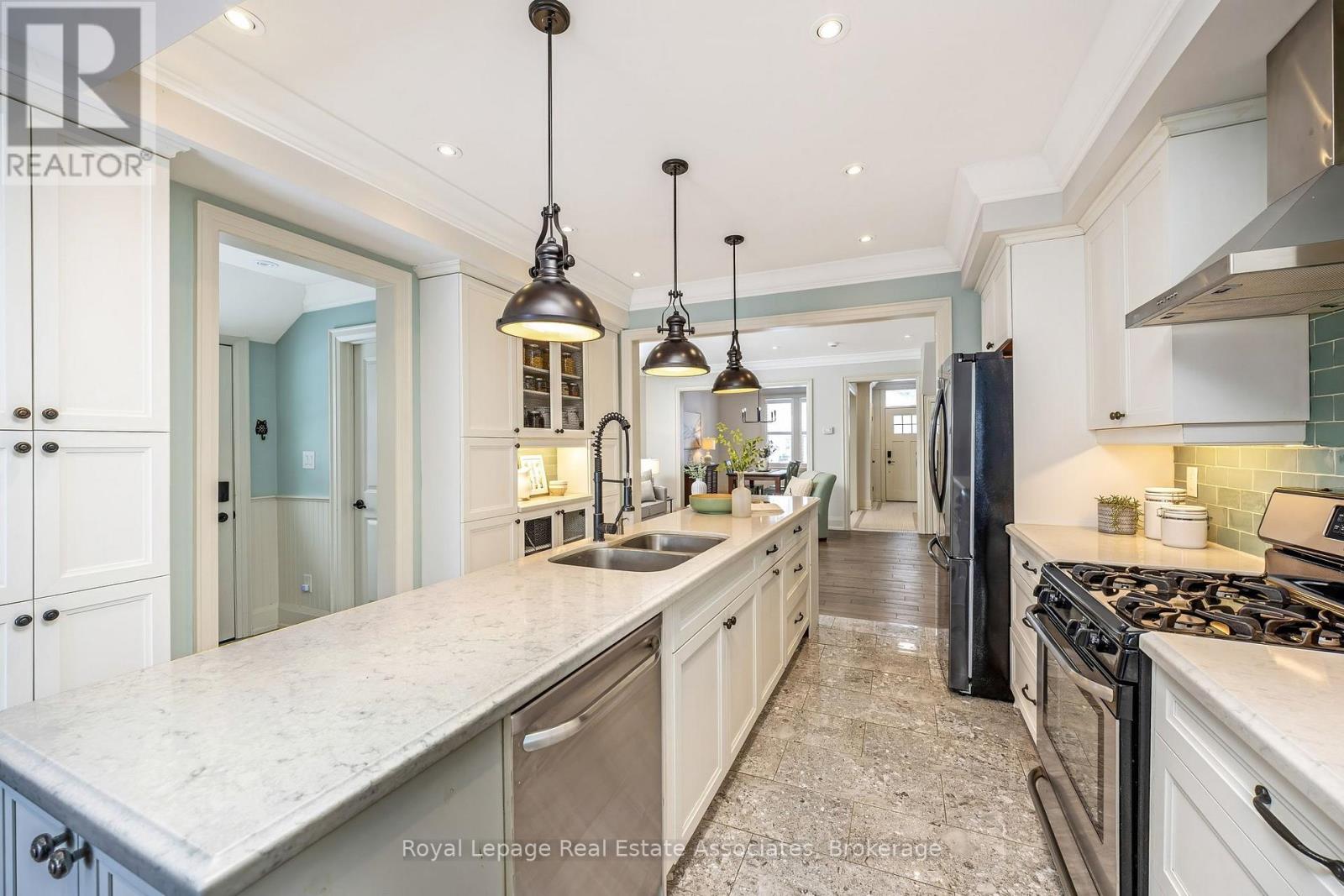 136 Poplar Avenue, Halton Hills (Ac Acton), Ontario  L7J 2E2 - Photo 9 - W12823490