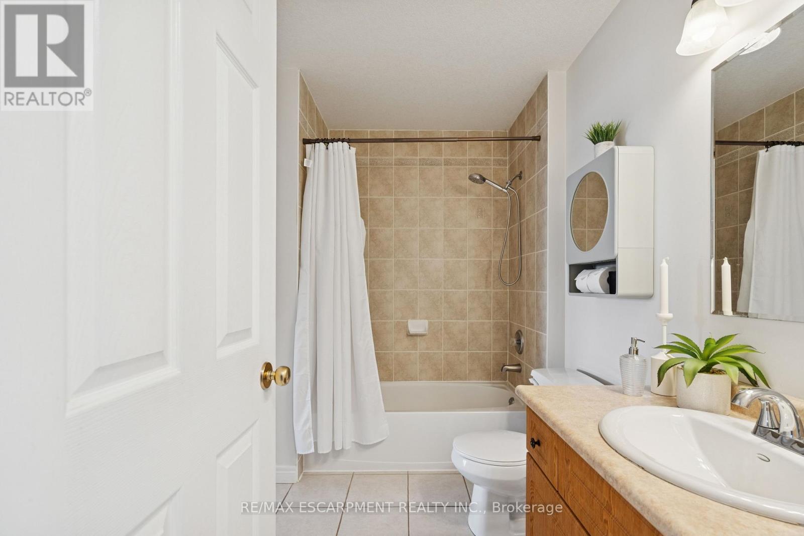 75 Doctor Moore Court, Halton Hills (Ac Acton), Ontario  L7J 3A6 - Photo 10 - W12826294