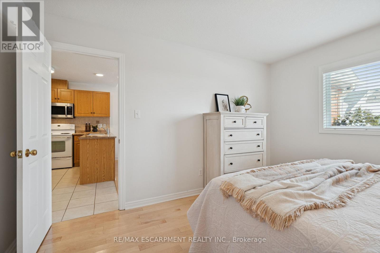 75 Doctor Moore Court, Halton Hills (Ac Acton), Ontario  L7J 3A6 - Photo 15 - W12826294