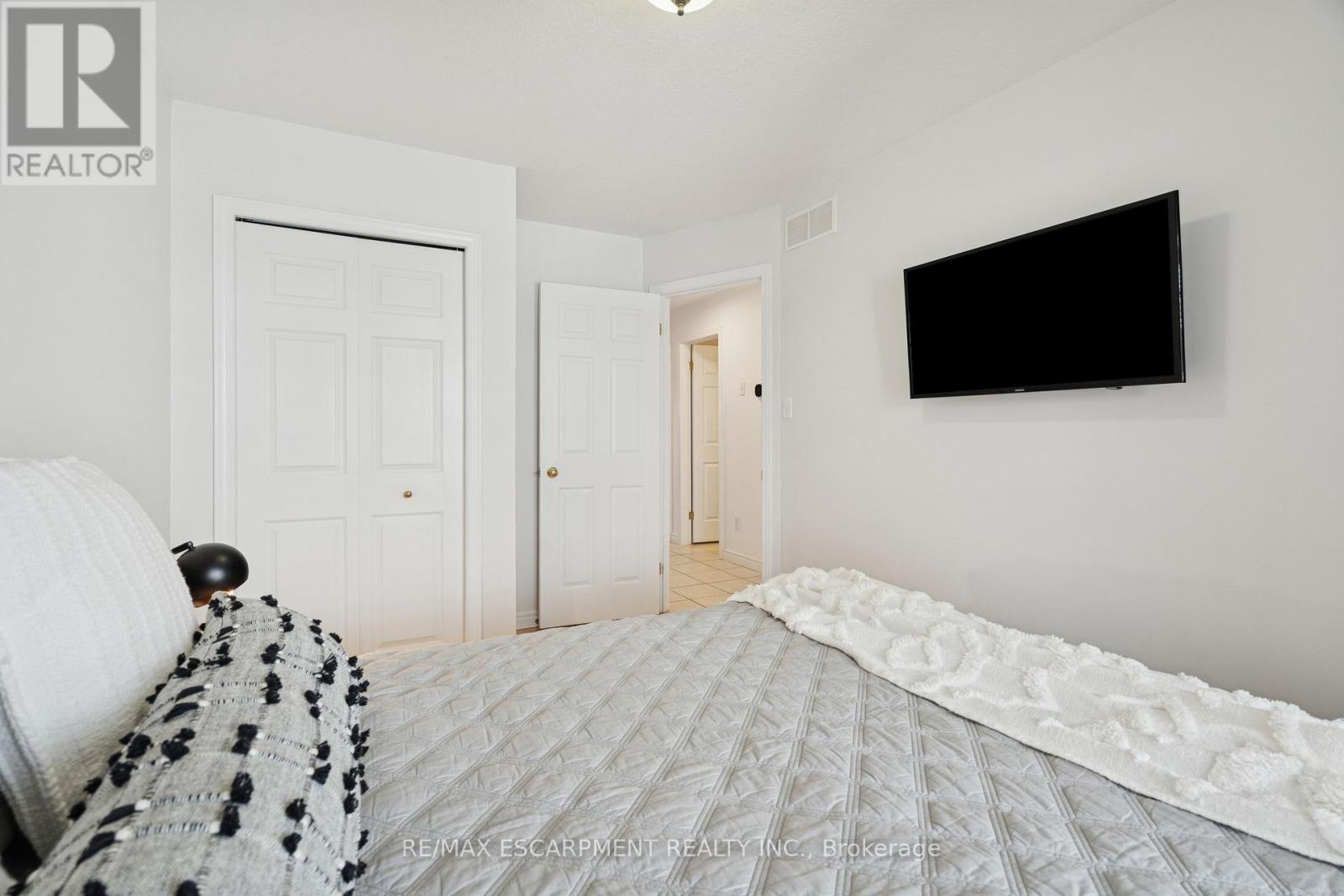 75 Doctor Moore Court, Halton Hills (Ac Acton), Ontario  L7J 3A6 - Photo 9 - W12826294