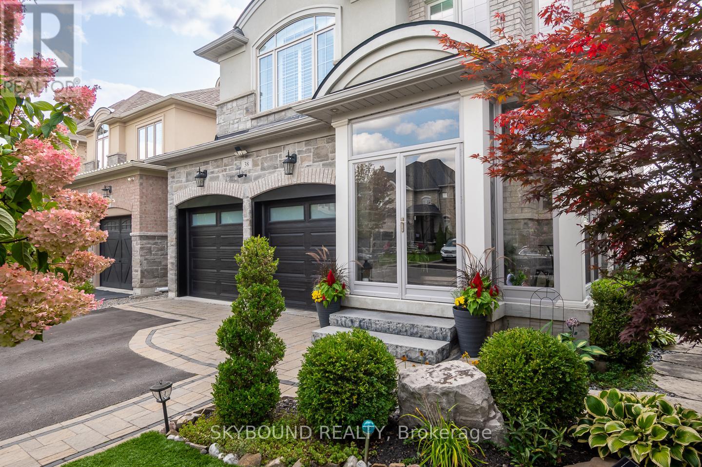 38 Silver Pond Drive, Halton Hills (Georgetown), Ontario  L7G 0G6 - Photo 2 - W12828680