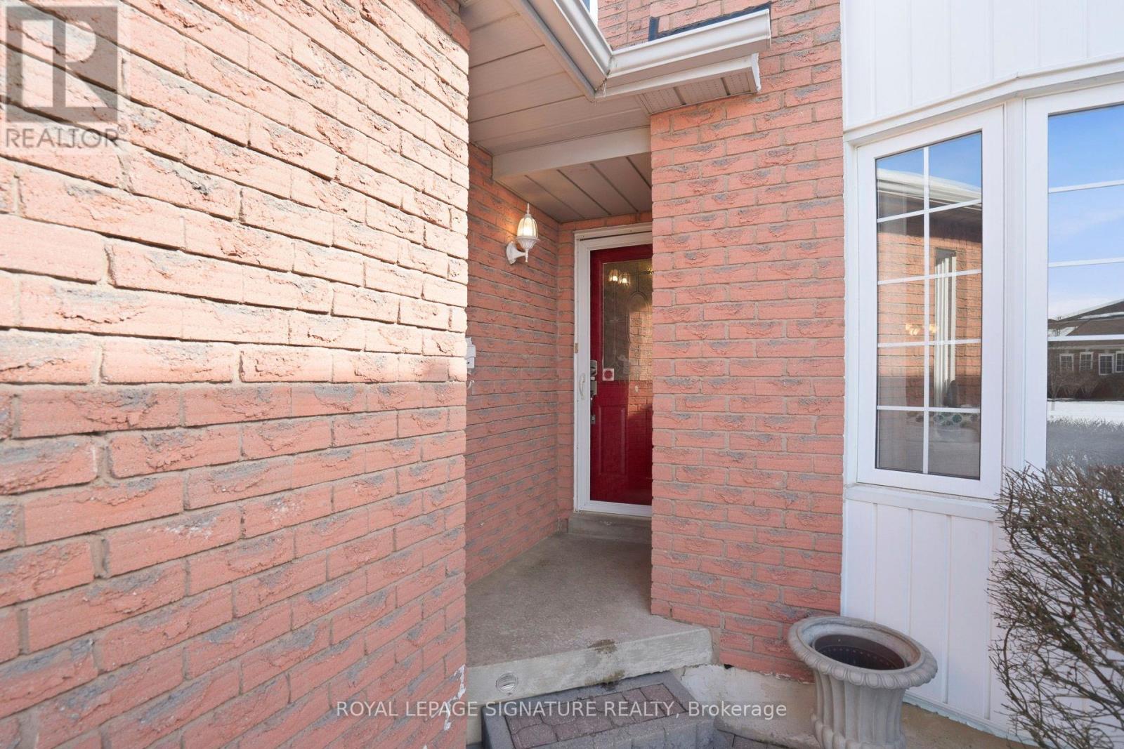 18 Webster Way, Halton Hills (Georgetown), Ontario  L7G 5J7 - Photo 3 - W12833964