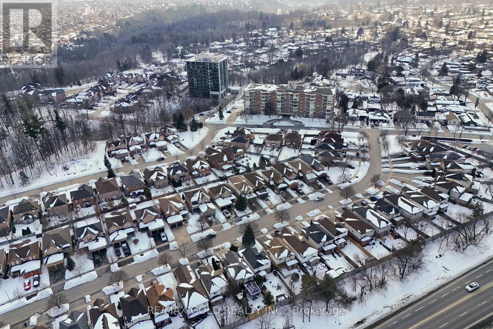 18 Russell Street, Halton Hills (Georgetown), Ontario  L7G 5Y7 - Photo 3 - W12835284