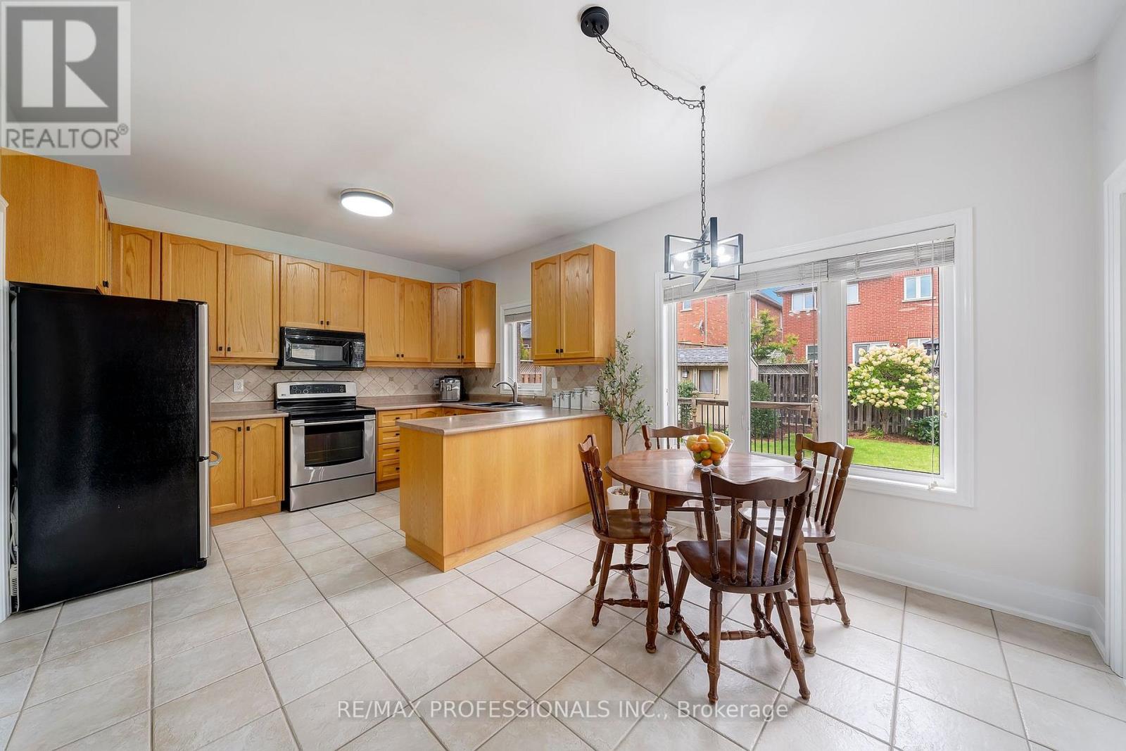 67 Chaplin Crescent, Halton Hills (Georgetown), Ontario  L7G 5V6 - Photo 7 - W12837902