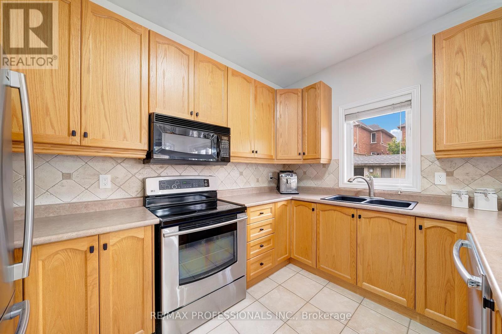 67 Chaplin Crescent, Halton Hills (Georgetown), Ontario  L7G 5V6 - Photo 8 - W12837902