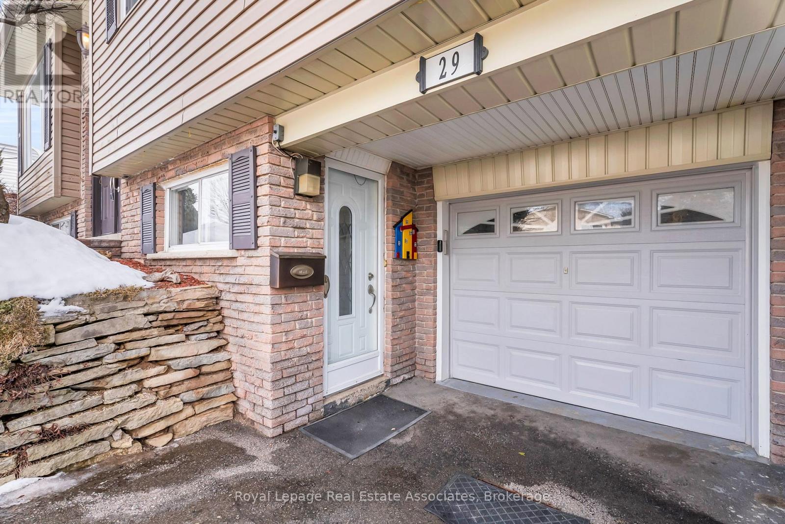 29 Norman Avenue, Halton Hills (Ac Acton), Ontario  L7J 2R6 - Photo 6 - W12840344