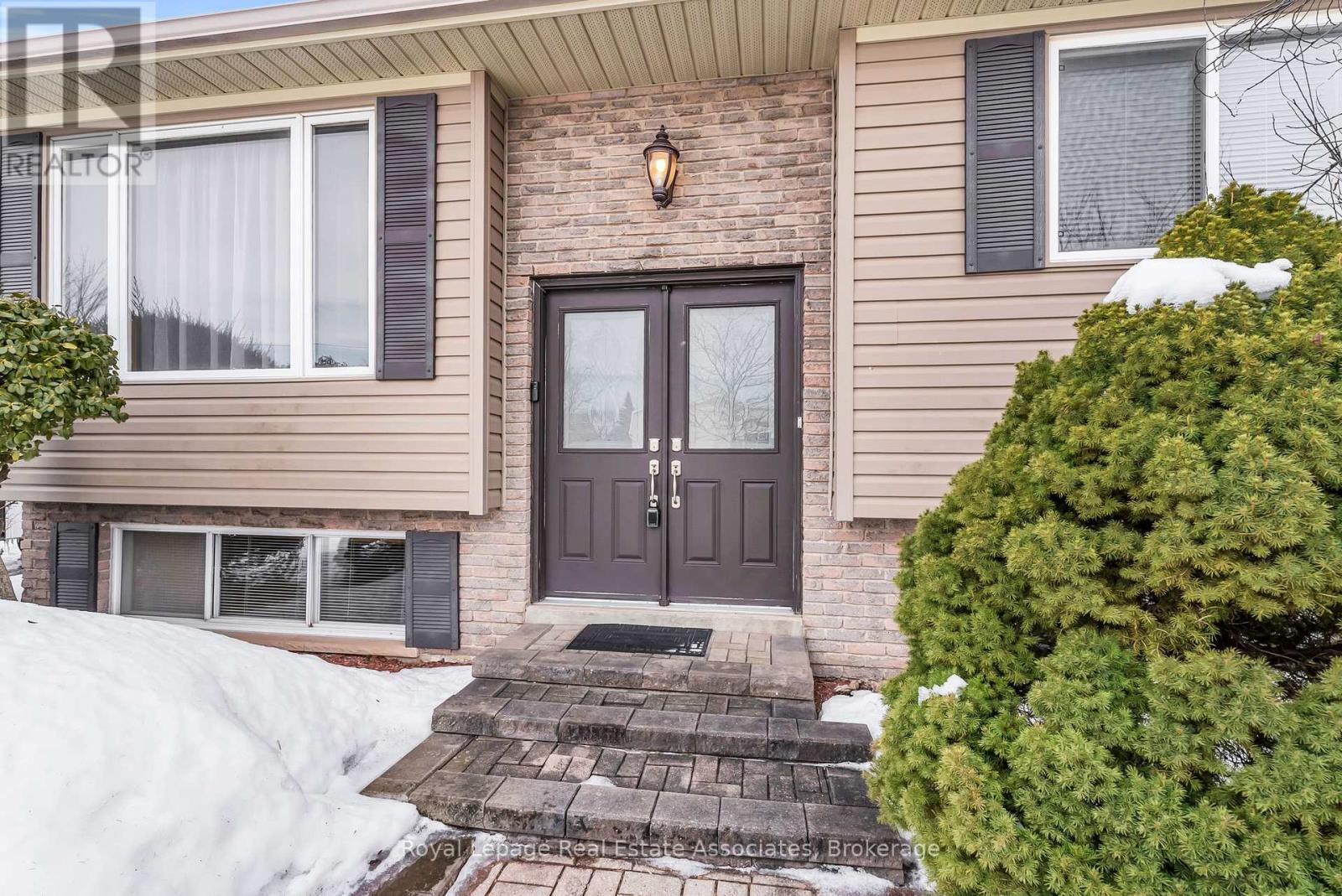 29 Norman Avenue, Halton Hills (Ac Acton), Ontario  L7J 2R6 - Photo 7 - W12840344