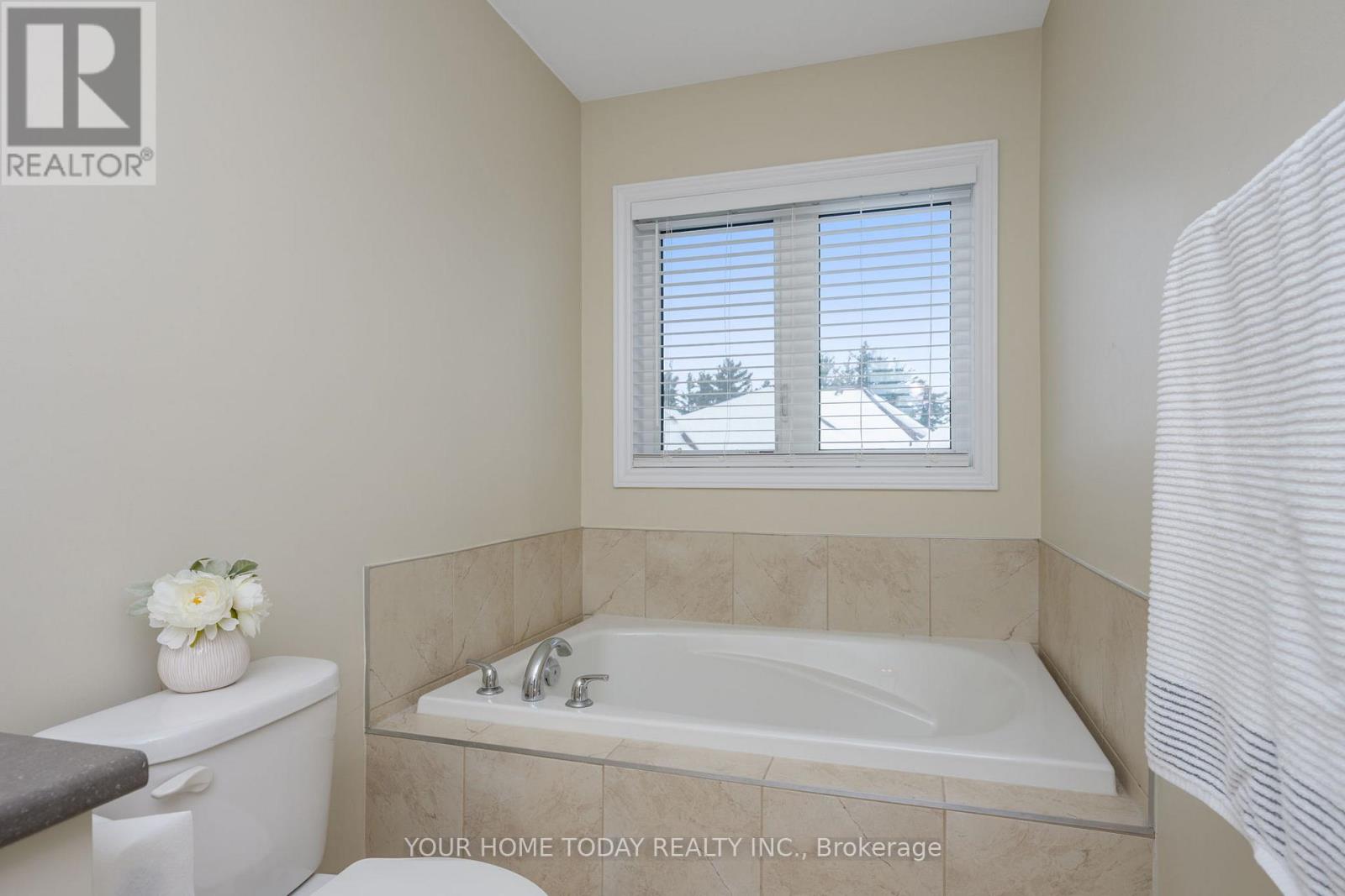 37 Ridgegate Crescent, Halton Hills (Georgetown), Ontario  L7G 0L6 - Photo 18 - W12841356