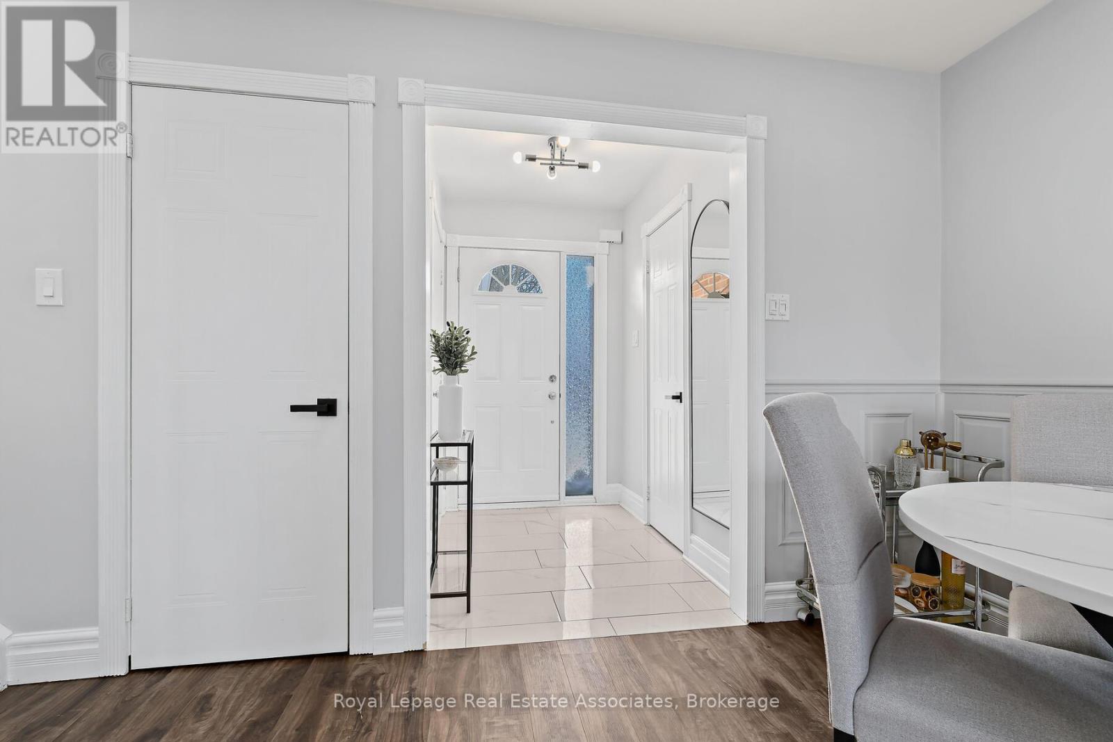 19 Stewart Maclaren Road, Halton Hills (Georgetown), Ontario  L7G 5L8 - Photo 4 - W12846396