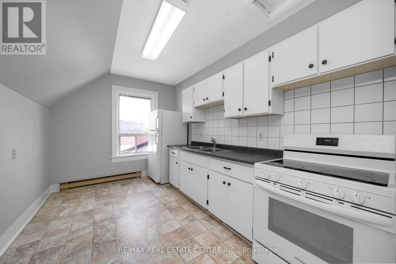 1 - 5 Ontario Street, Halton Hills (Georgetown), Ontario  L7G 3K5 - Photo 2 - W12848326