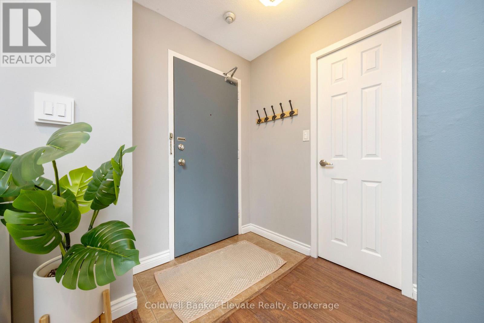 402 - 49 Park Avenue, Halton Hills (Georgetown), Ontario  L7G 3H9 - Photo 4 - W12849454